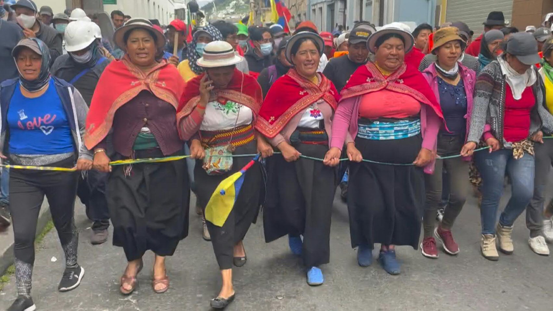 El presidente de Ecuador, Guillermo Lasso, decretó el miércoles el estado de excepción en cuatro de las 24 provincias del país donde, según el gobierno, se "concentran la mayoría de actos violentos" de las protestas que cumplen 17 días mientras grupos indígenas marcharon de manera pacífica en Quito para pedir que se reanuden los diálogos.