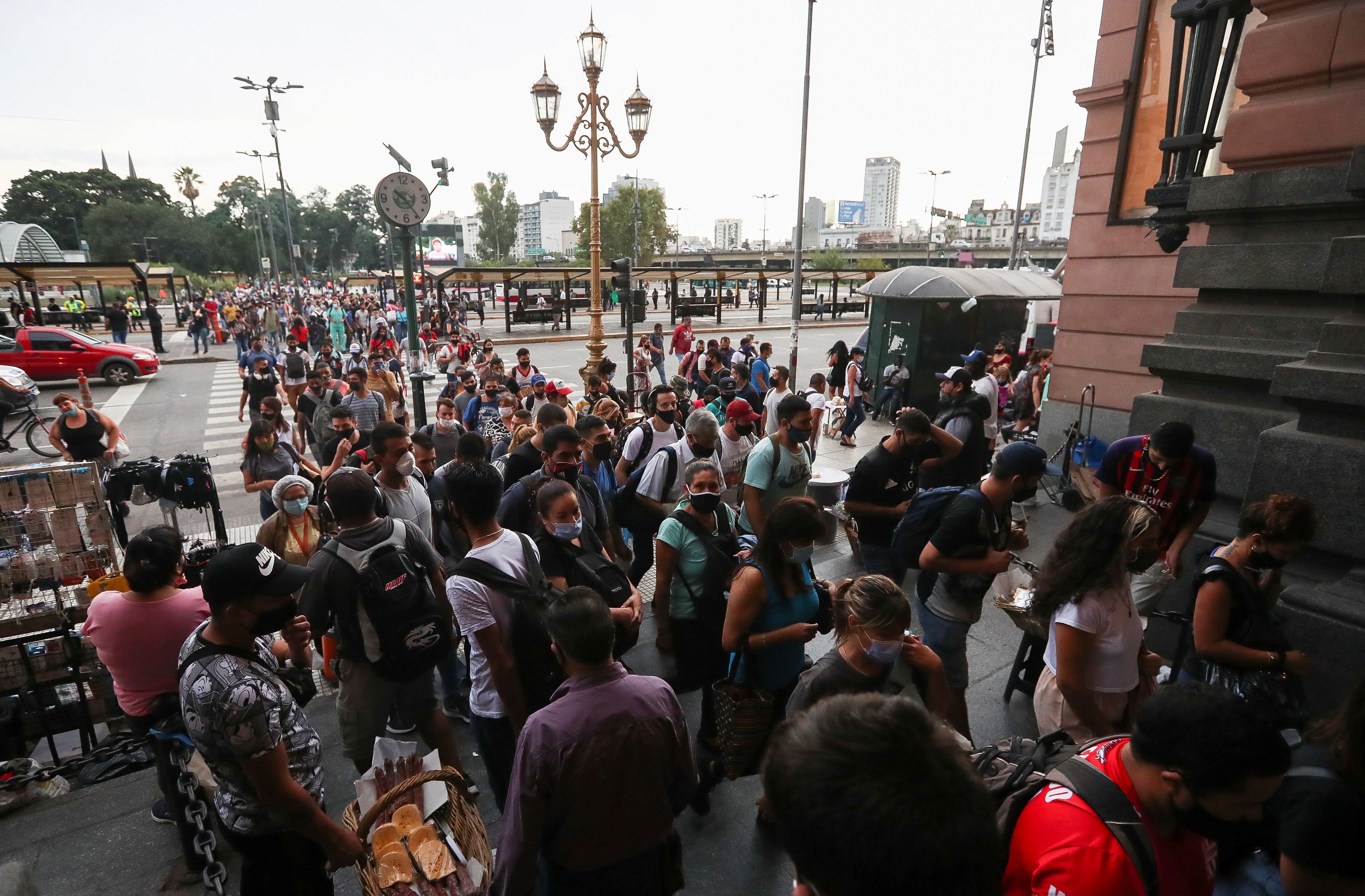 Viajeros caminan frente a la estación de tren de Constitución, en medio del aumento de casos de covid-19, en Buenos Aires, Argentina, el 8 de abril de 2021. REUTERS/Agustin Marcarian