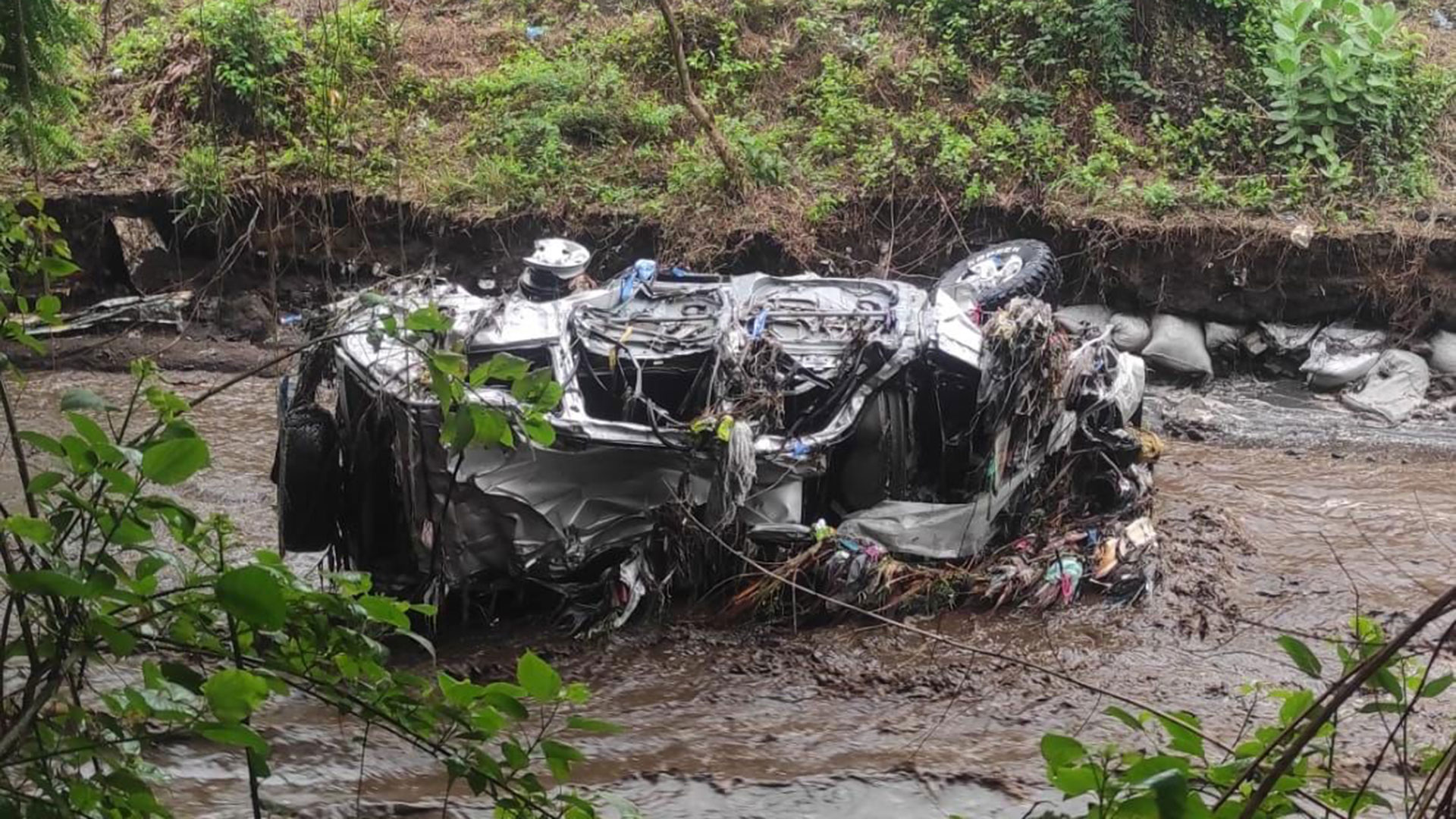 El dramático momento en el que un hombre saltó de su camioneta cuando era  arrastrada por un arroyo en Nicaragua - Infobae