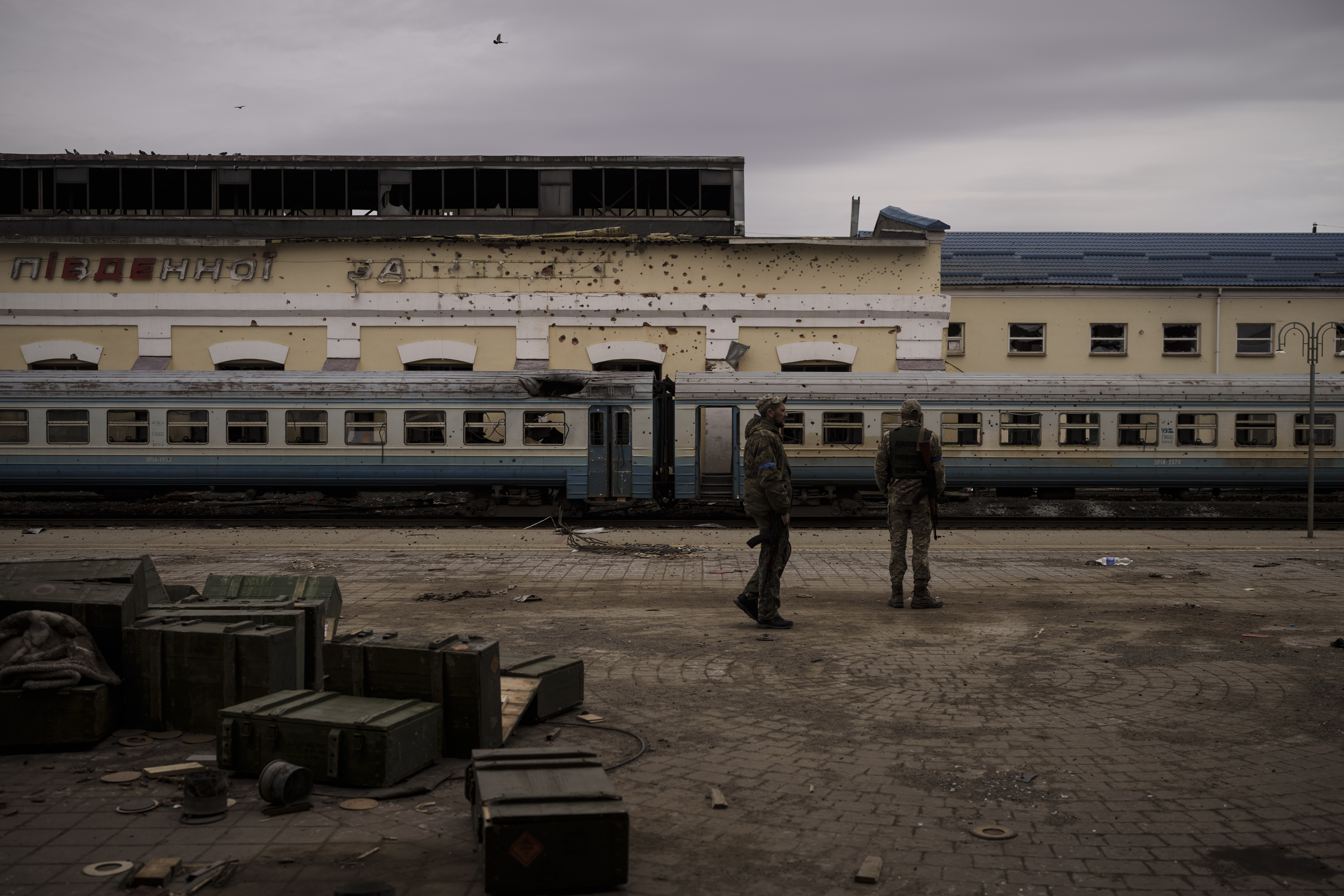 Cajas con munición frente a la estación de tren. (AP/Felipe Dana)