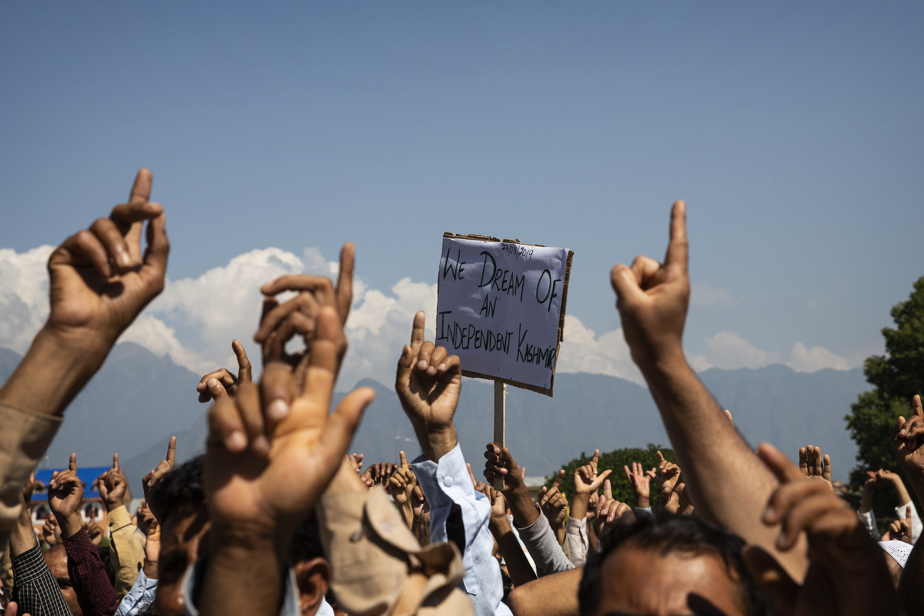 Los hombres de Cachemira gritan consignas de libertad durante una protesta contra el control de Nueva Delhi sobre la región en disputa, después de las oraciones del viernes en las afueras de Srinagar, Cachemira controlada por los indios, el 23 de agosto de 2019. (Foto AP / Dar Yasin)