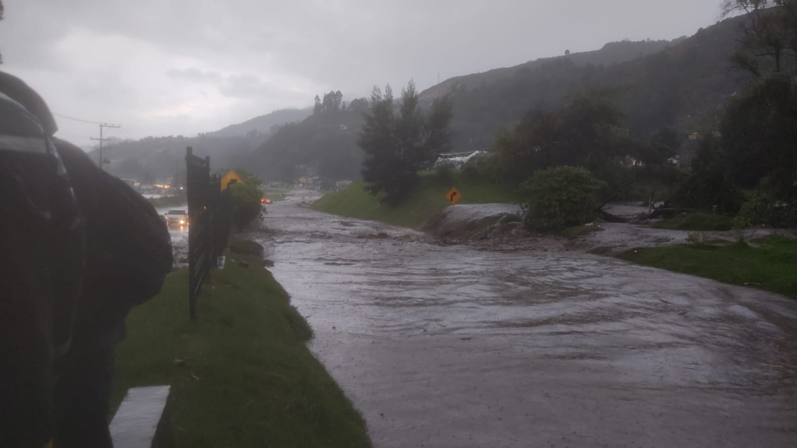 Imagen de archivo de algunas de las inundaciones que se han registrado en Soacha por cuenta de las fuertes lluvias. Twitter @BomberoFarfan