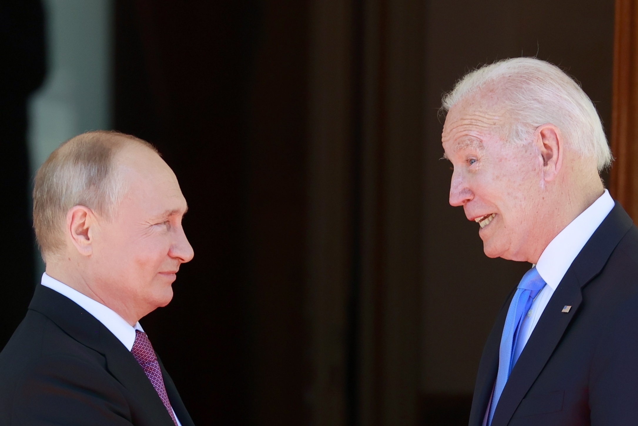 El presidente de Estados Unidos Joe Biden (d) y el presidente de Rusia Vladimir Putin (i) durante la cumbre entre Estados Unidos y Rusia en Villa La Grange, en Ginebra, Suiza, el pasado 16 de junio. EFE/EPA/DENIS BALIBOUSE / POOL
