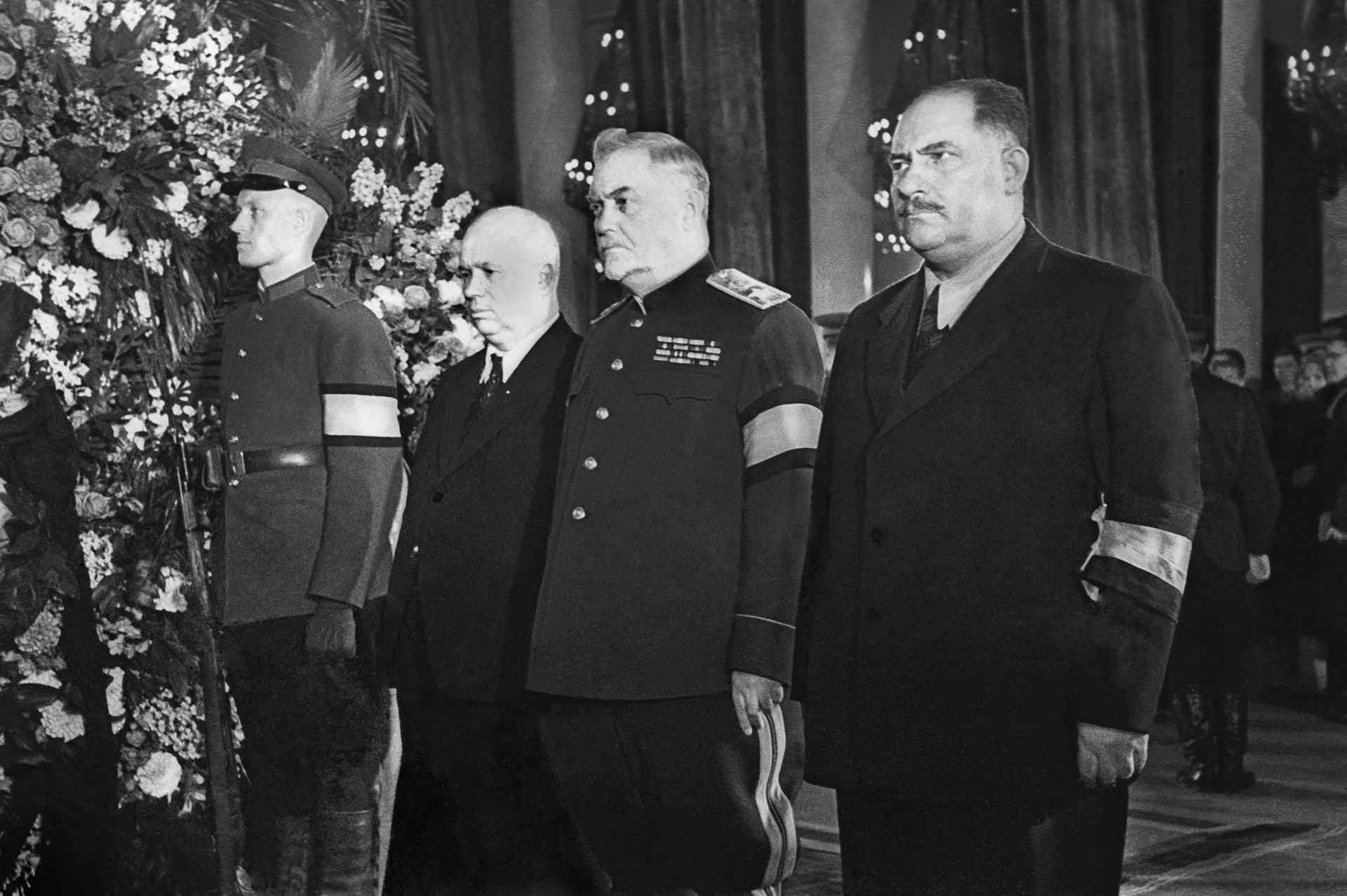 Перед берией. Хрущев и Берия на похоронах Сталина. Хрущев Маленков Булганин. Булганин 1953 год.