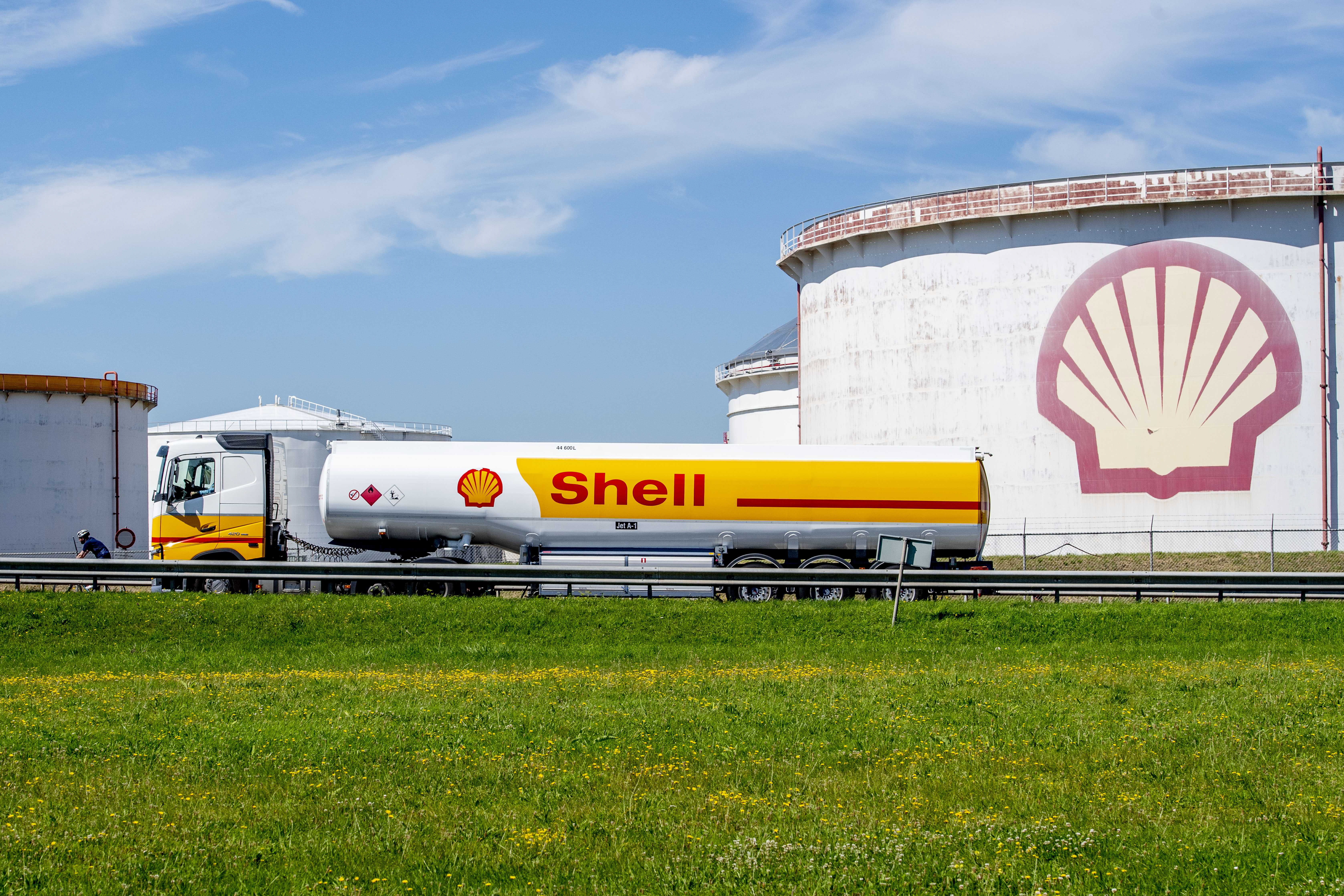 Un tribunal neerlandés exige a Shell reducir un 45% sus emisiones para 2030 (EFE/EPA/ROBINUTRECHT/Archivo)