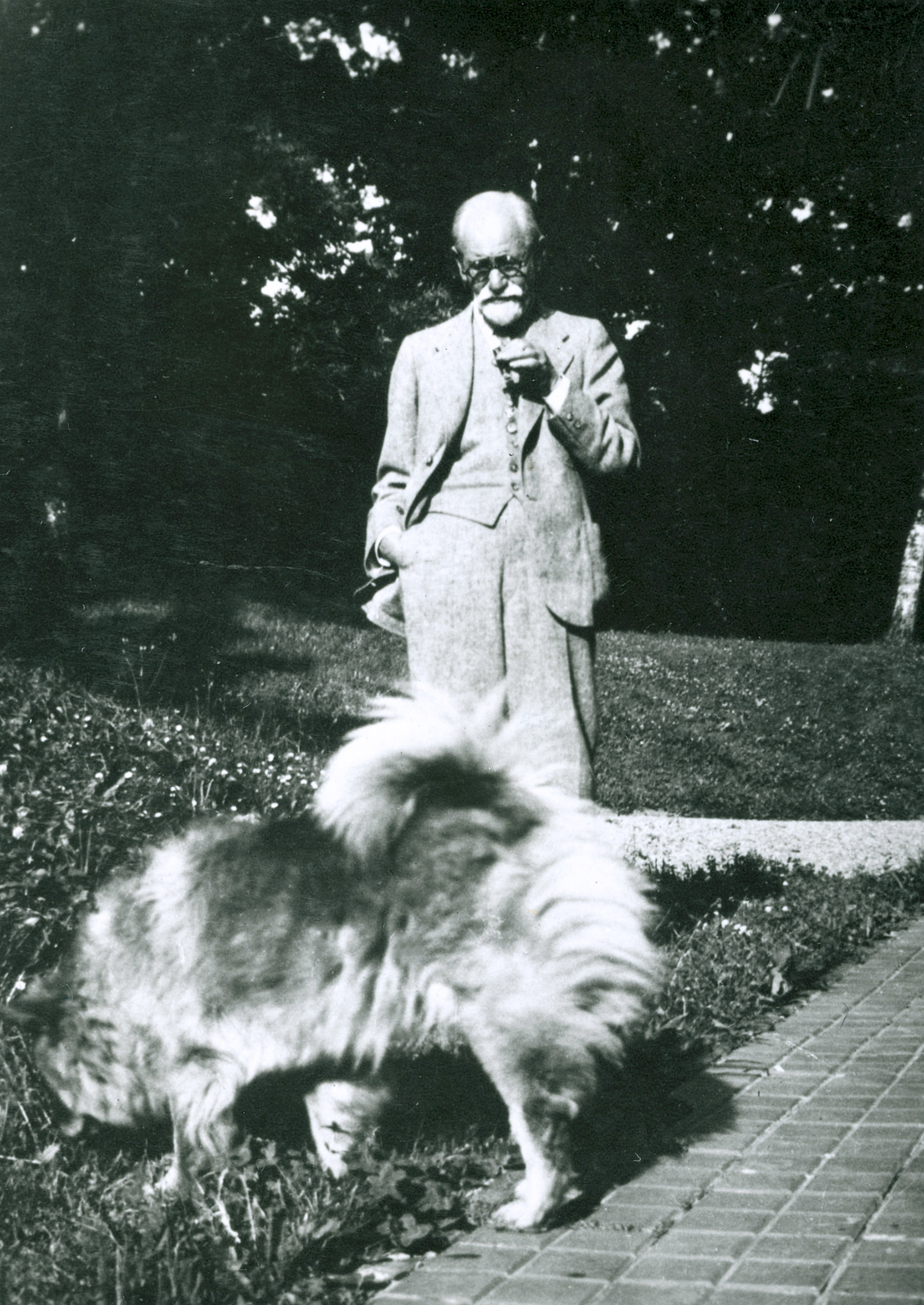 Sigmund Freud con Chow, su perro, cerca de 1920 (Imagno/Getty Images) 