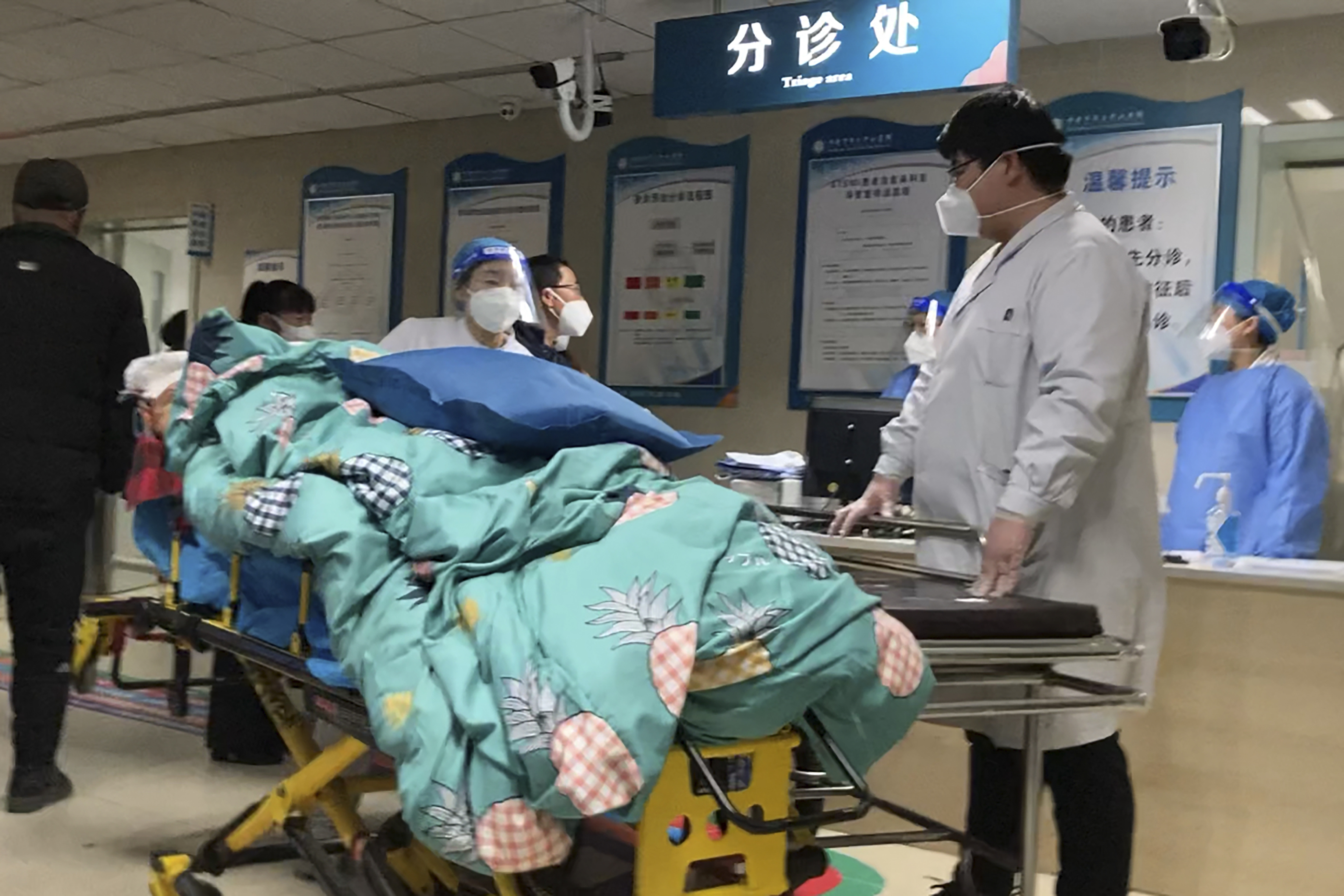 Un paciente es rechazado de la sala de emergencias debido a que ya no hay espacio en el Hospital Central No. 2 de Baoding (AP Foto/Dake Kang)
