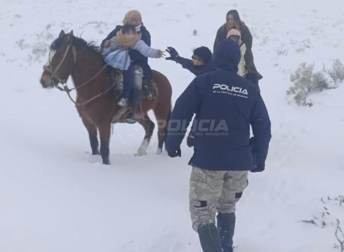 Temporal de nieve en Neuqu&eacute;n: una familia con dos ni&ntilde;os qued&oacute; aislada sin luz ni alimentos y fue rescatada por polic&iacute;as a caballo