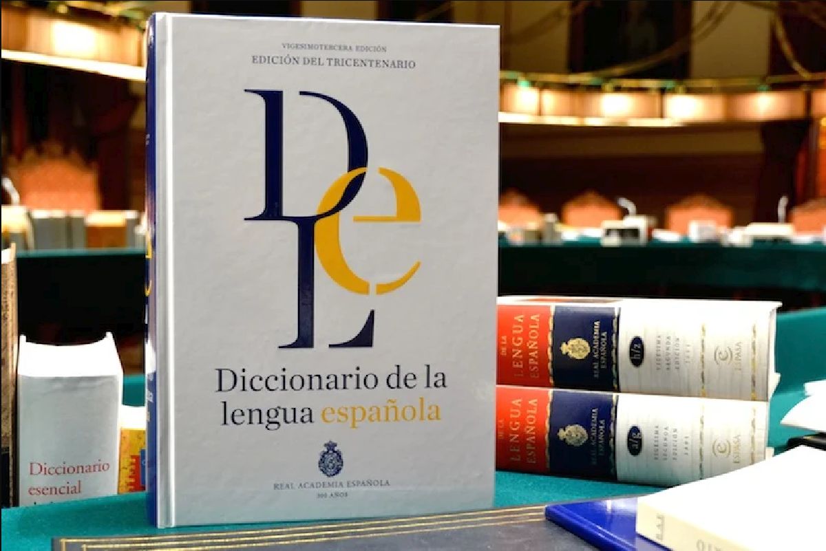 La Real Academia Española nos señala los casos en lo que deben usarse ciertas expresiones o signos de puntuación. (RAE)