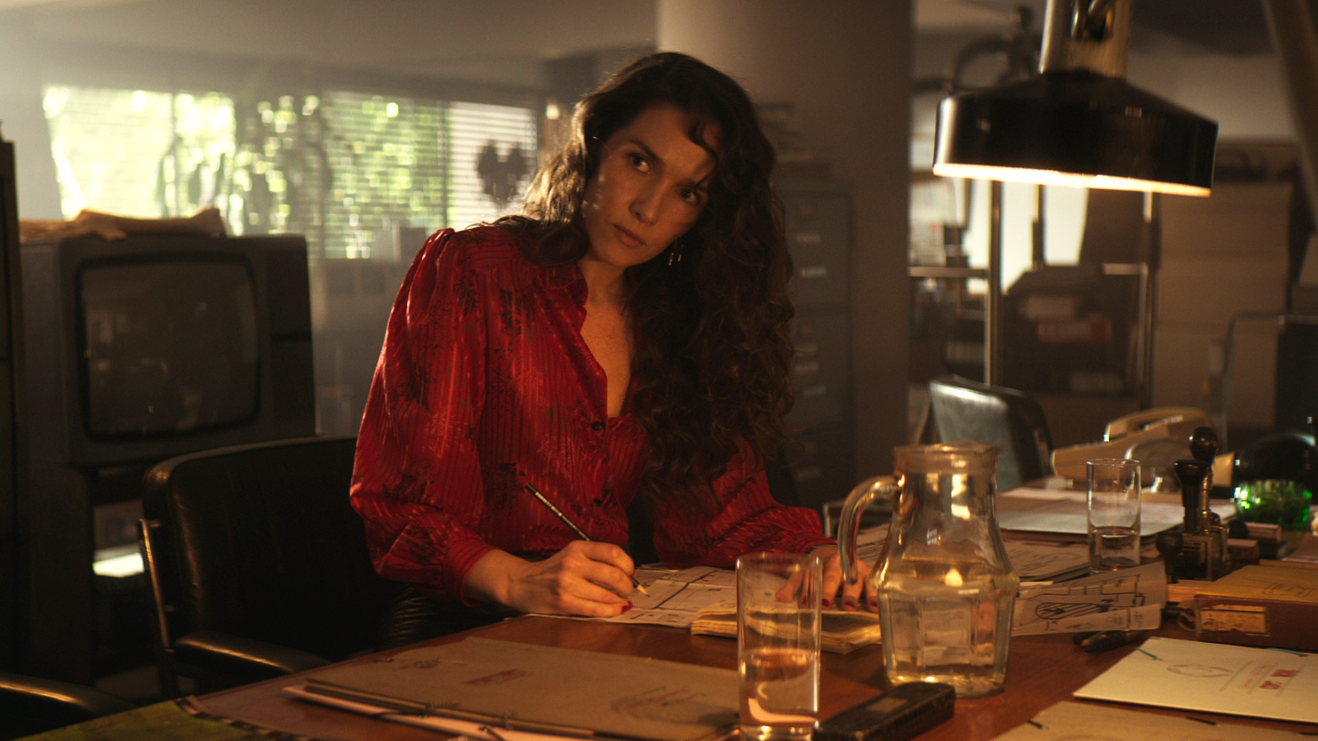 Natalia Oreiro es Claudia, la agente que le asigna su misión a Iosi para que investigue a la comunidad judía argentina. (Prime Video)