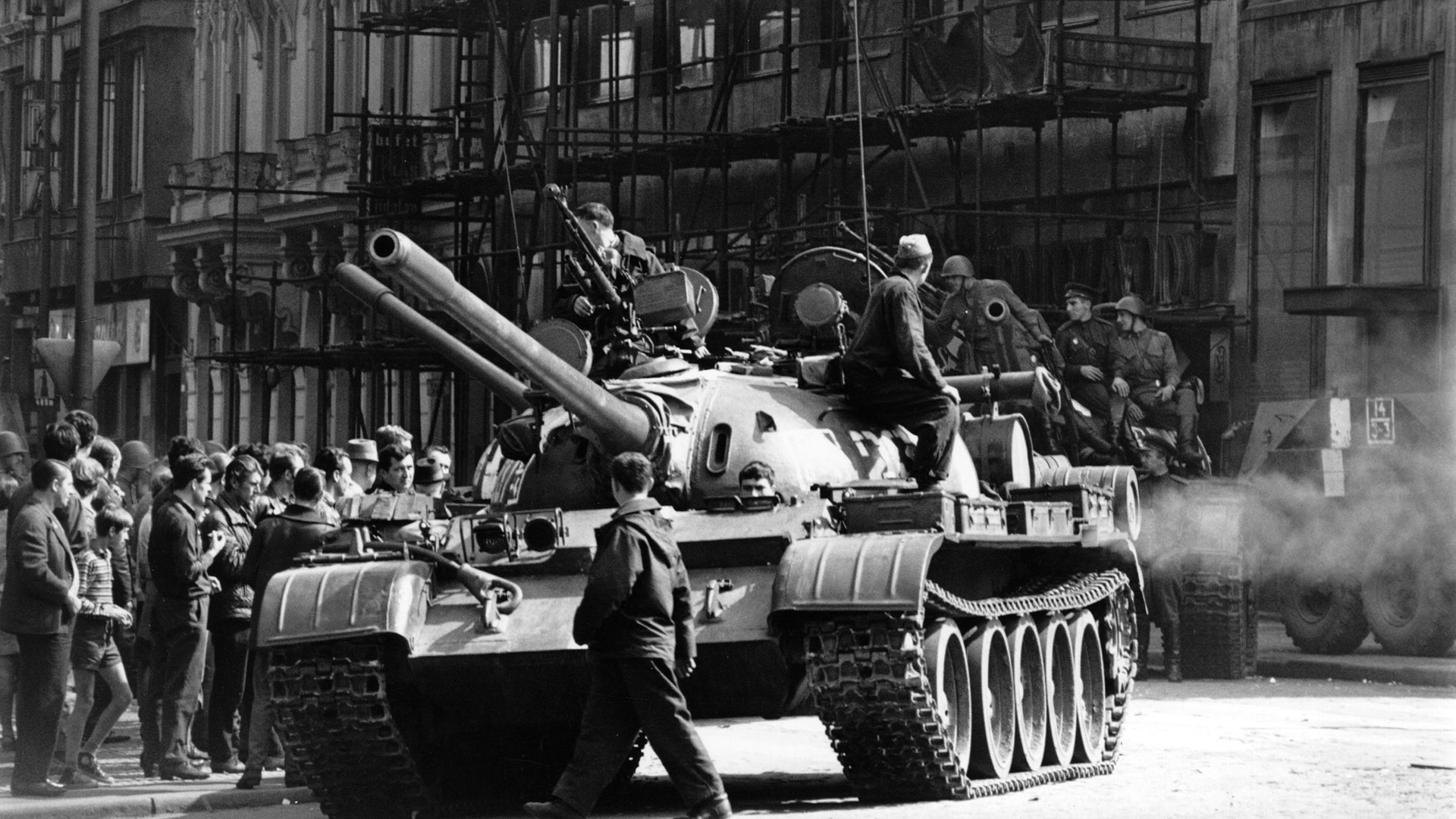 Tanques T-55 recorren las calles de Praga, capital de la entonces Checoslovaquia, en 1968. (Gettyimages)