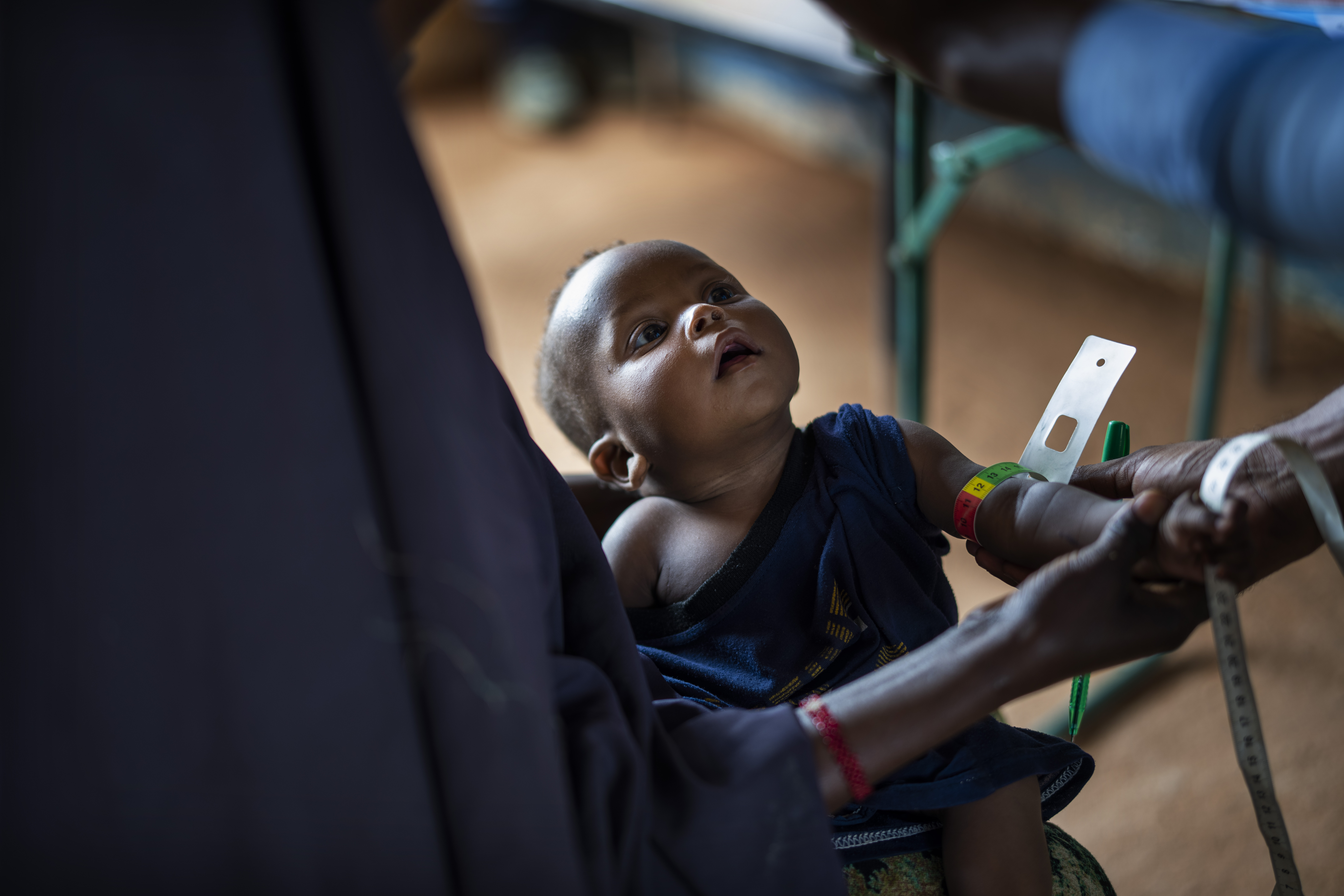 Un niño se mide en un campamento para personas desplazadas en las afueras de Dollow. (Foto AP/Jerome Delay)
