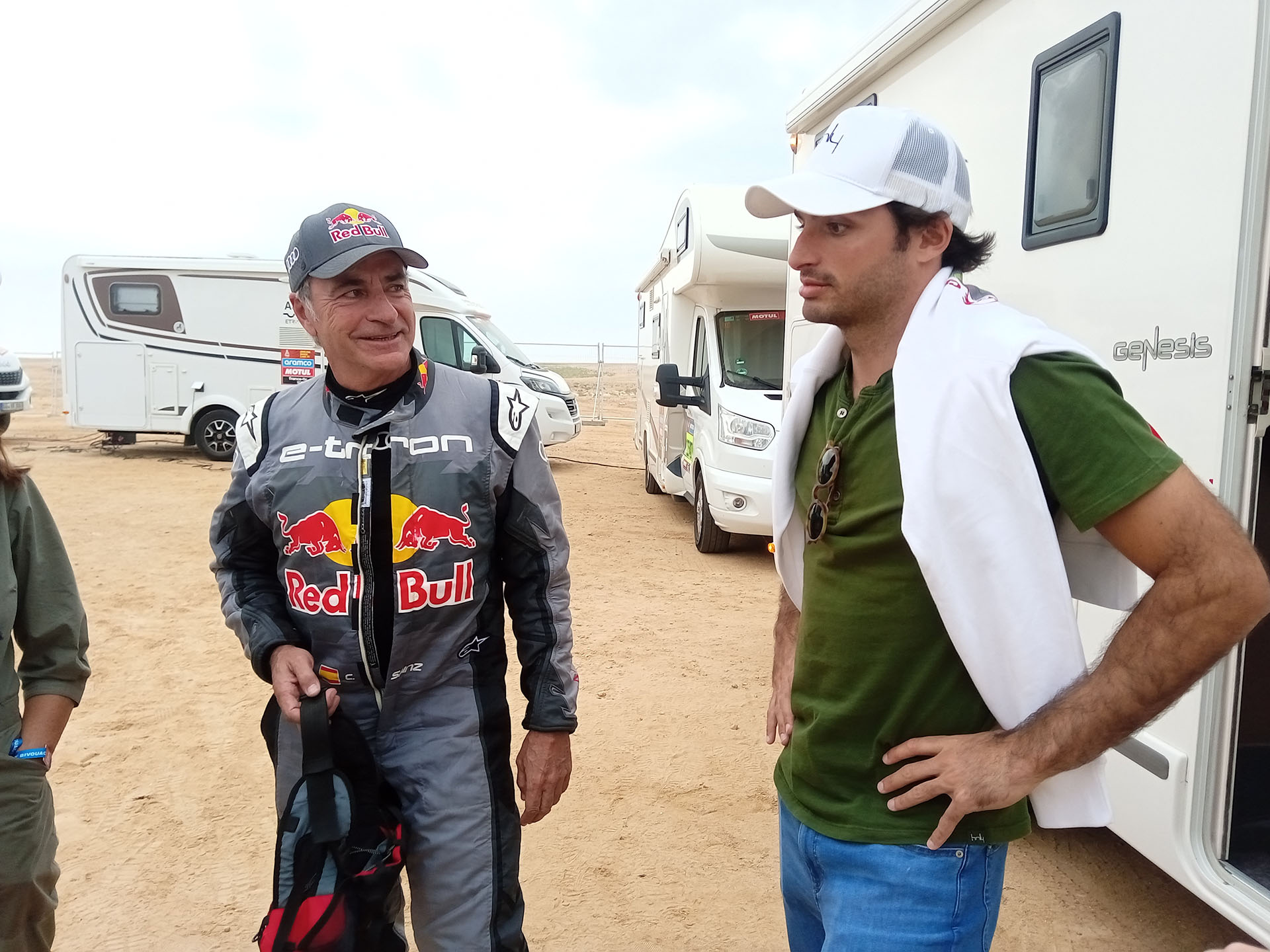 La felicidad de Carlos Sainz por la visita de su hijo en el Rally Dakar