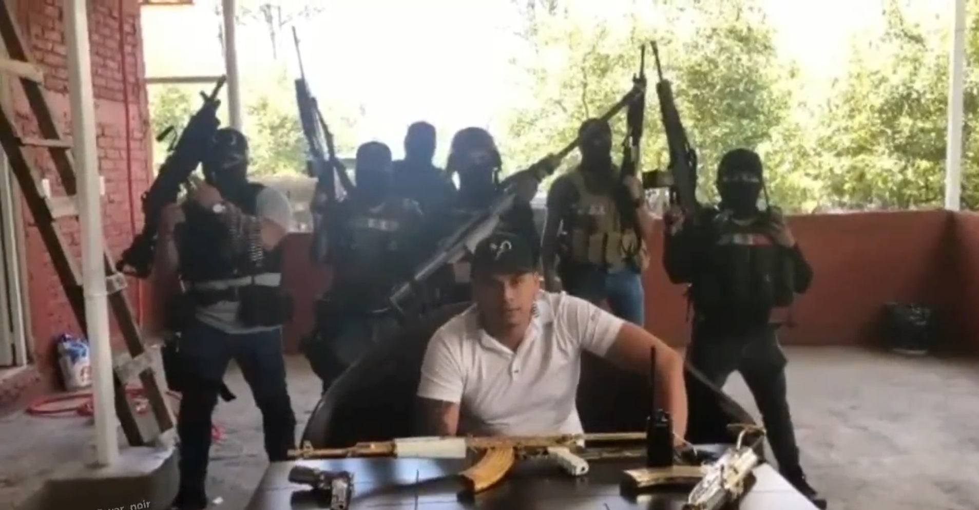"El Yogurt", supuesto líder del CJNG apareció en un video junto a varios sujetos armados
(Foto: captura de pantalla/Twitter/@war_noir)