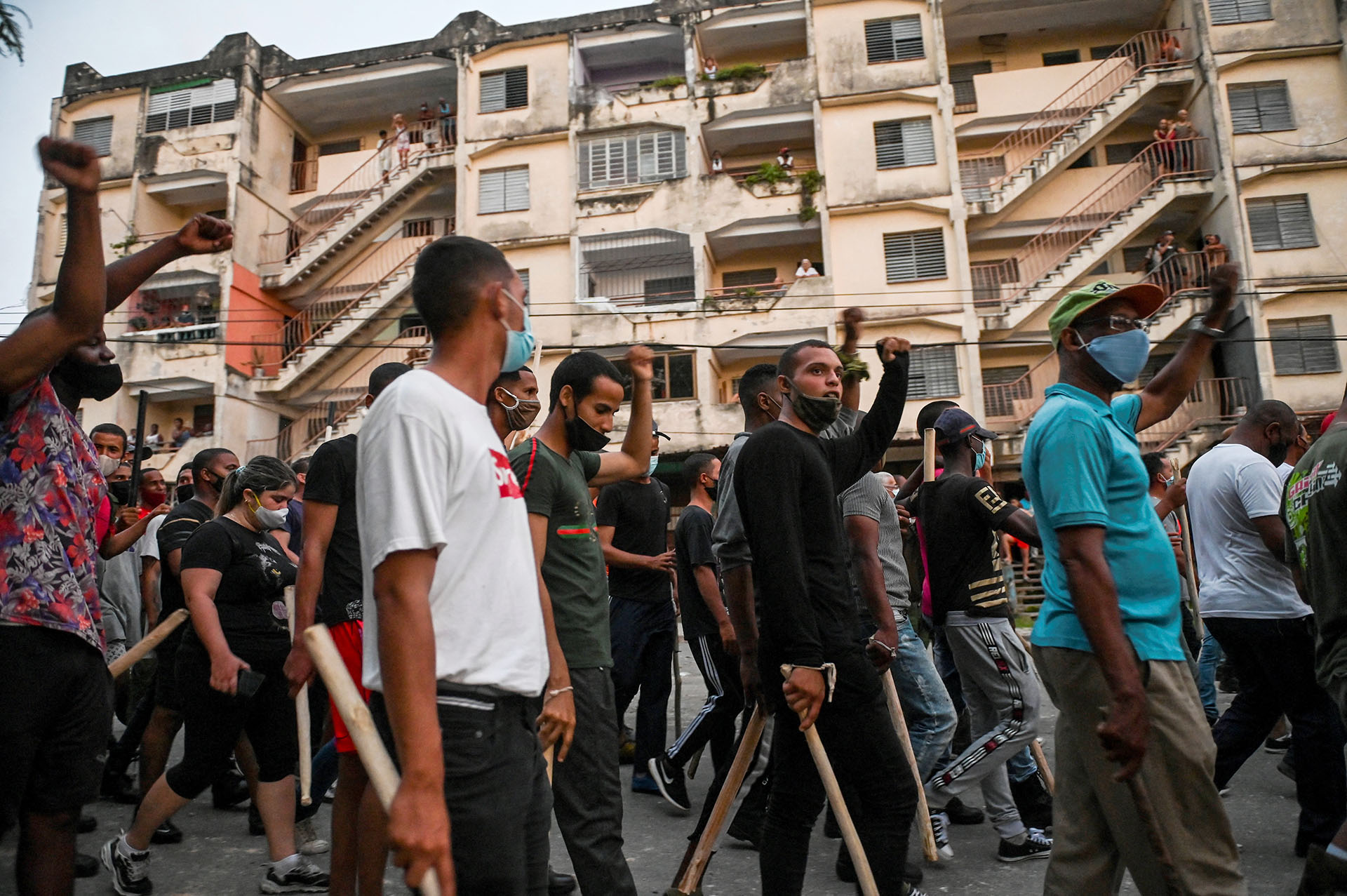 Las filas "revolucionarias" marcharon por zonas residenciales cargando palos