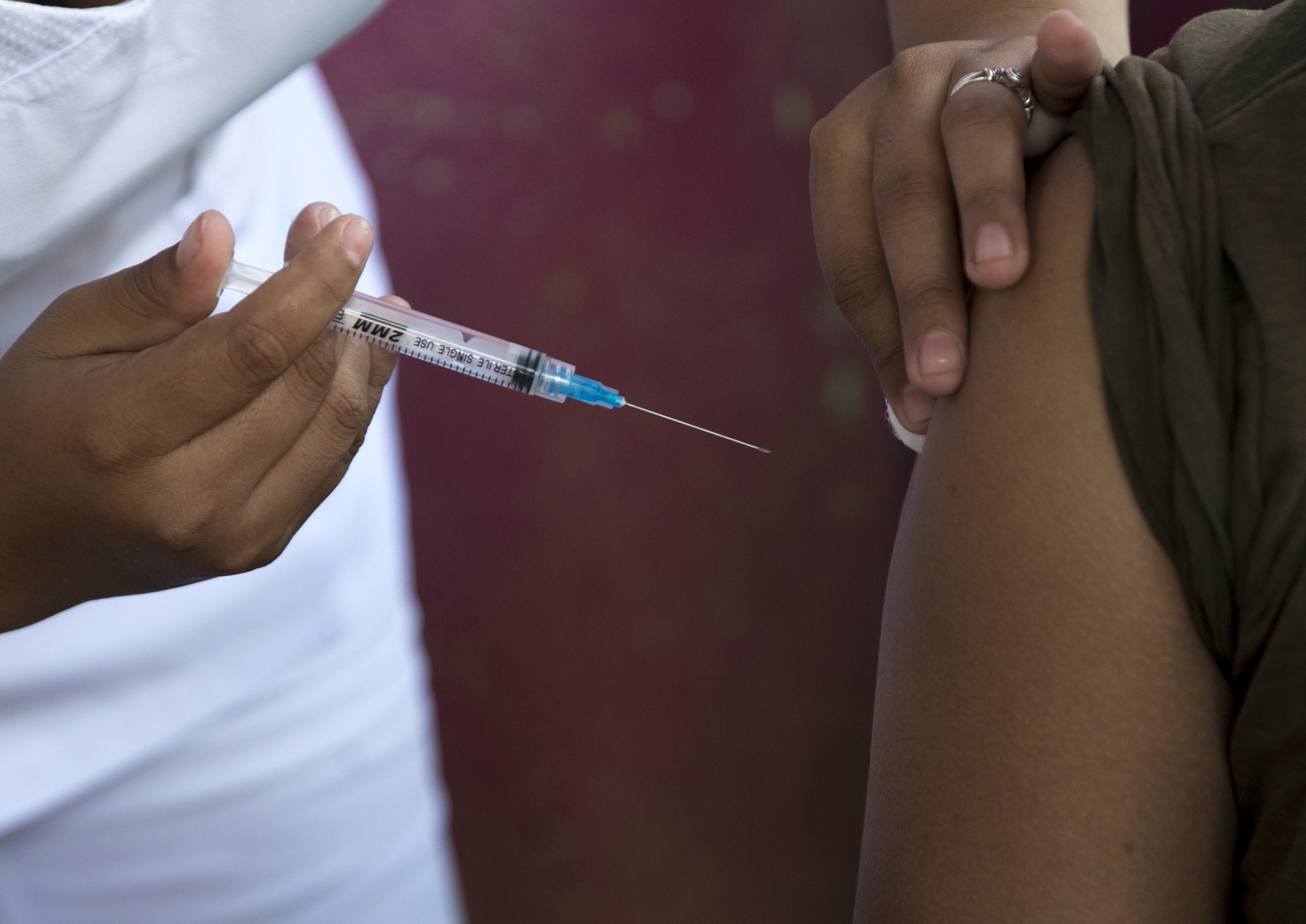 El camino de las vacunas sigue siendo el mejor según los expertos. “Una infección con esta variante en particular no garantiza la protección contra futuras variantes”, explican
EFE/Jorge Torres
