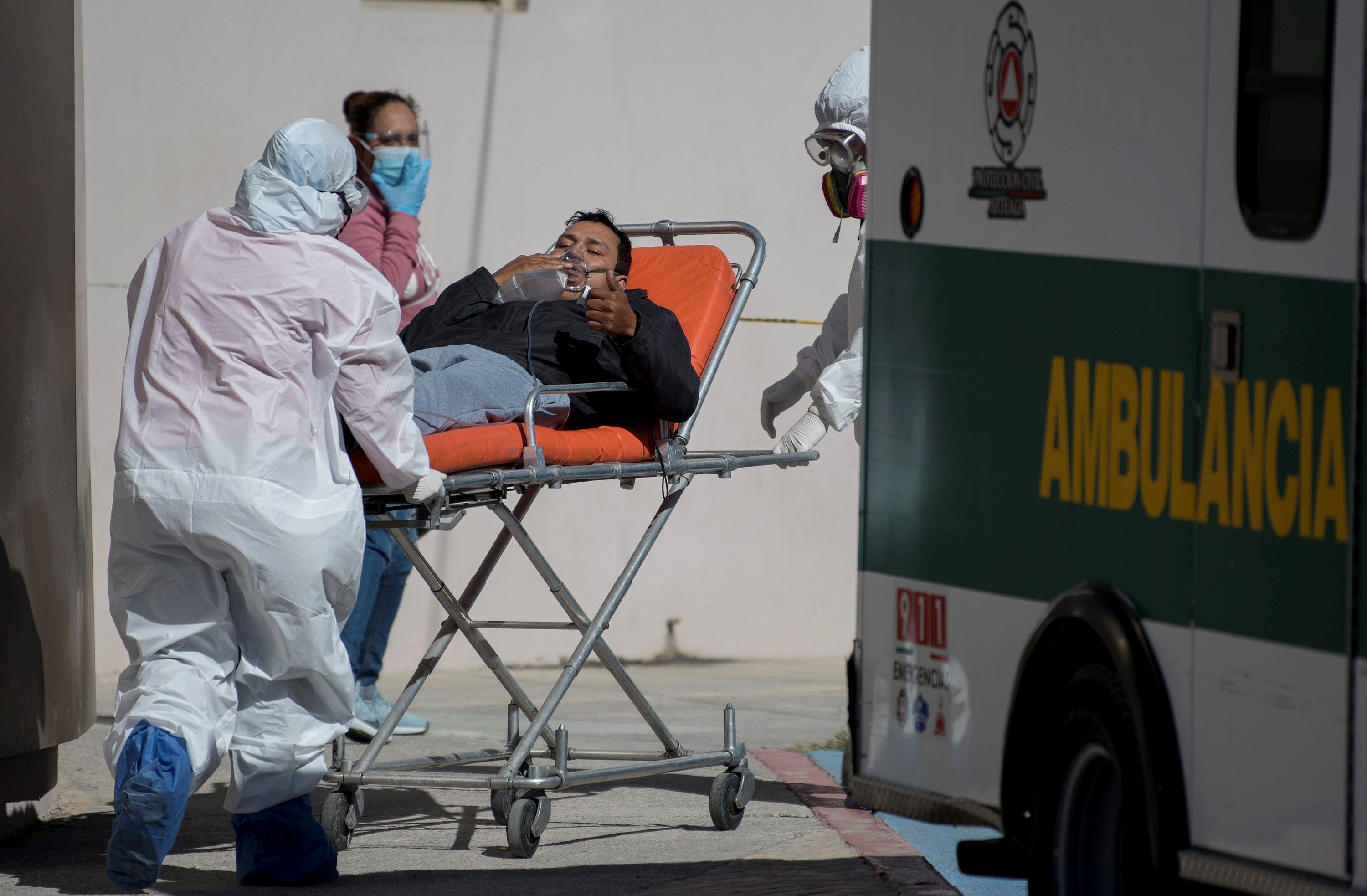 Paramédicos trasladan en camilla a un paciente de COVID-19 que recibe el alta medica después de 18 días hospitalizado (Foto: EFE/Miguel Sierra)
