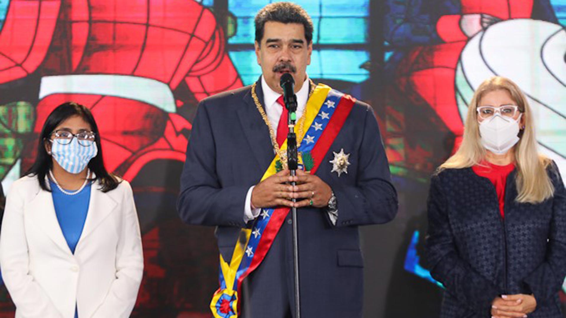 Nicolás Maduro dando inicio al desfile a 200 kilómetros de distancia
