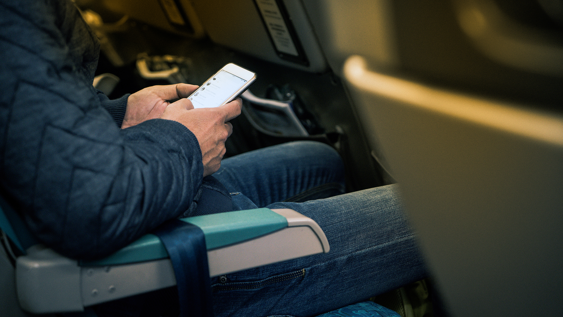 Una de las primeras instrucciones por parte de los asistentes de vuelo a los pasajeros es poner el movil en modo avion (Getty Images)