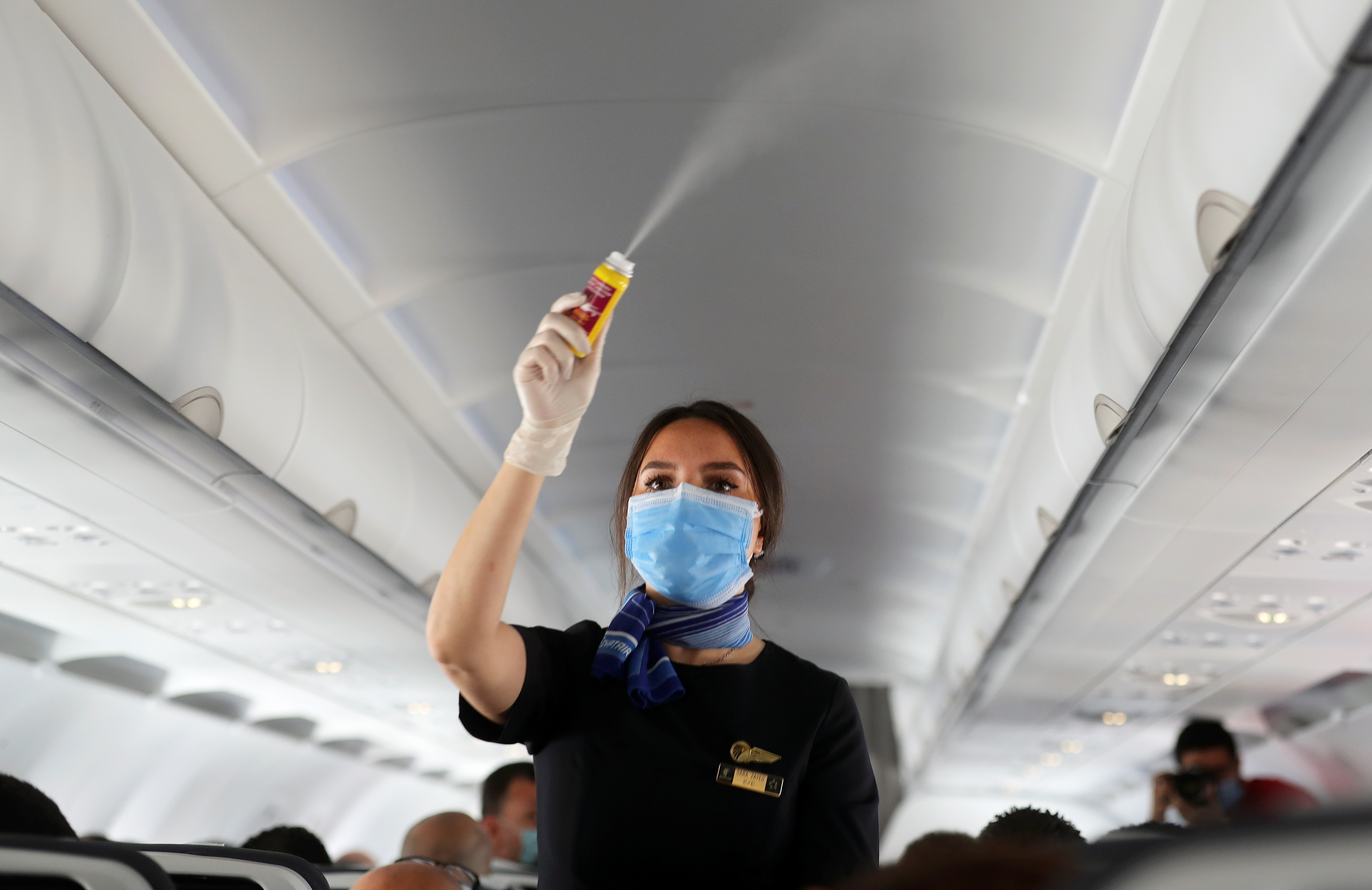 Muchas aerolíneas permiten no usar barbijo en el interior de los aviones, aunque eso puede incrementar los contagios (REUTERS/Mohamed Abd El Ghany)