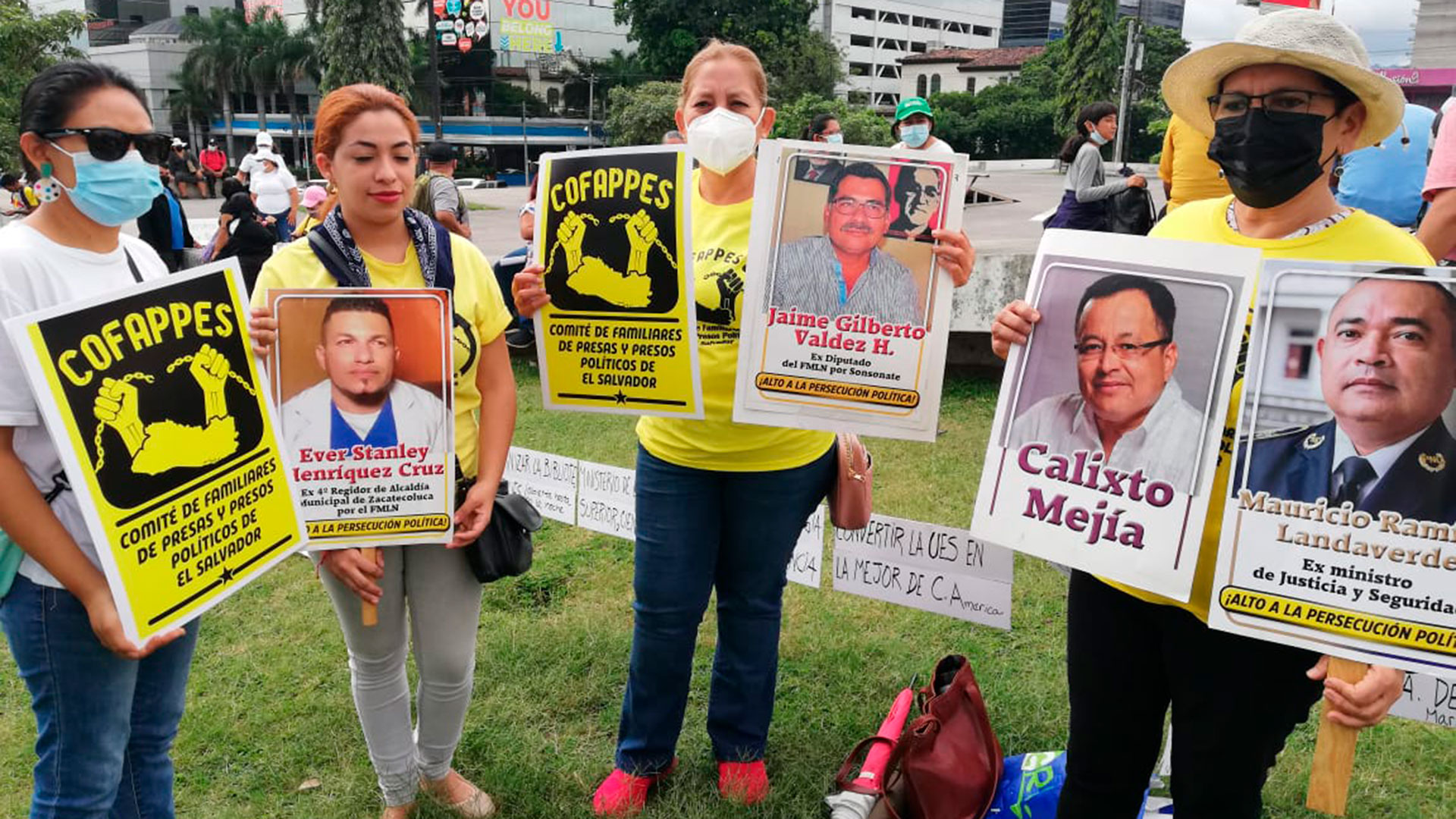 Miembros del Comité de Familiares de Presos Políticos de El Salvador (COFAPPES) durante una protesta en San Salvador. La segunda desde la izquierda es Ivania Cruz, hermana de Ever Henríquez Cruz.