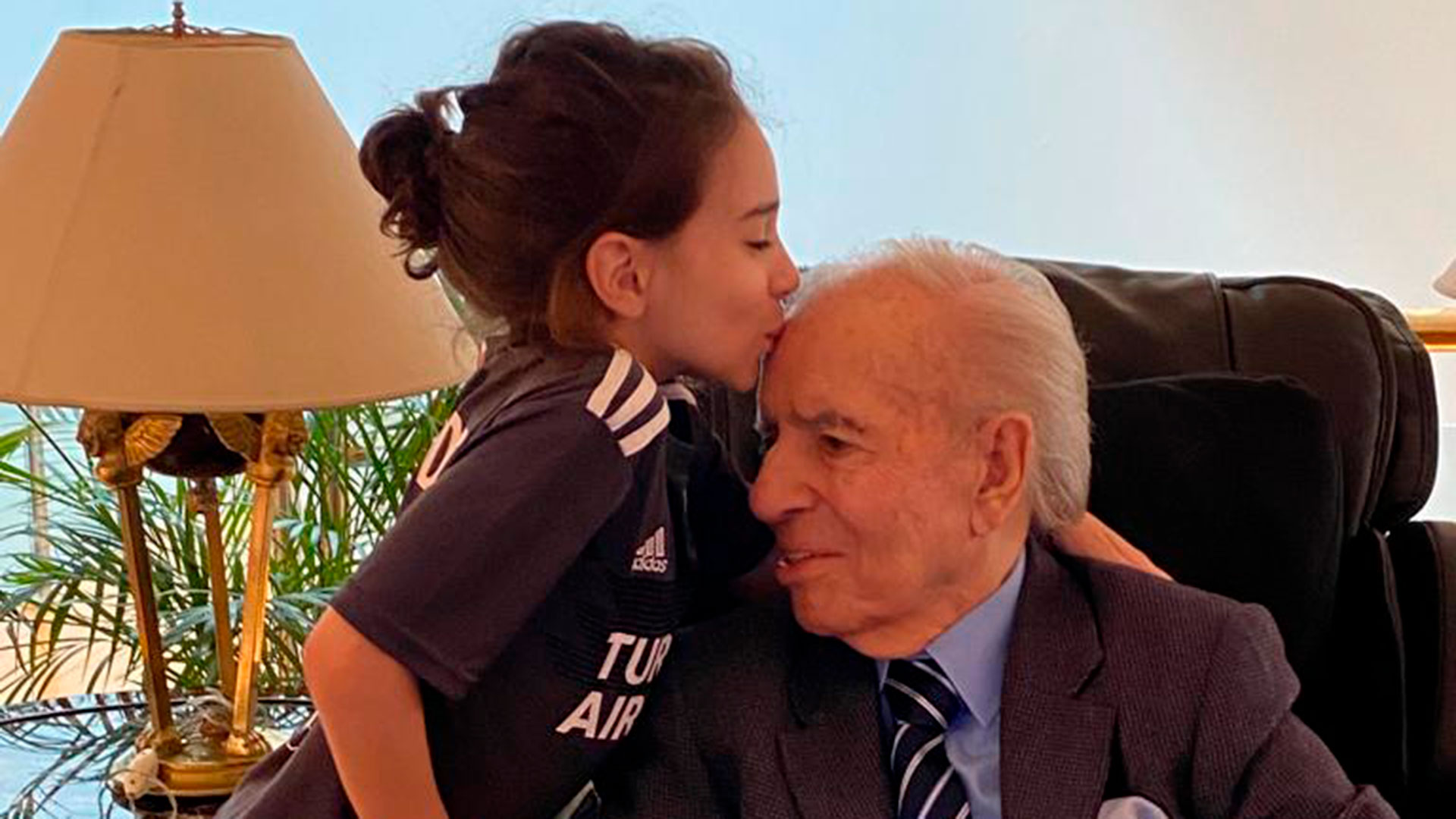 Malek, el nieto menor de Carlos Menem, se emociona viendo los videos de su abuelo en Youtube