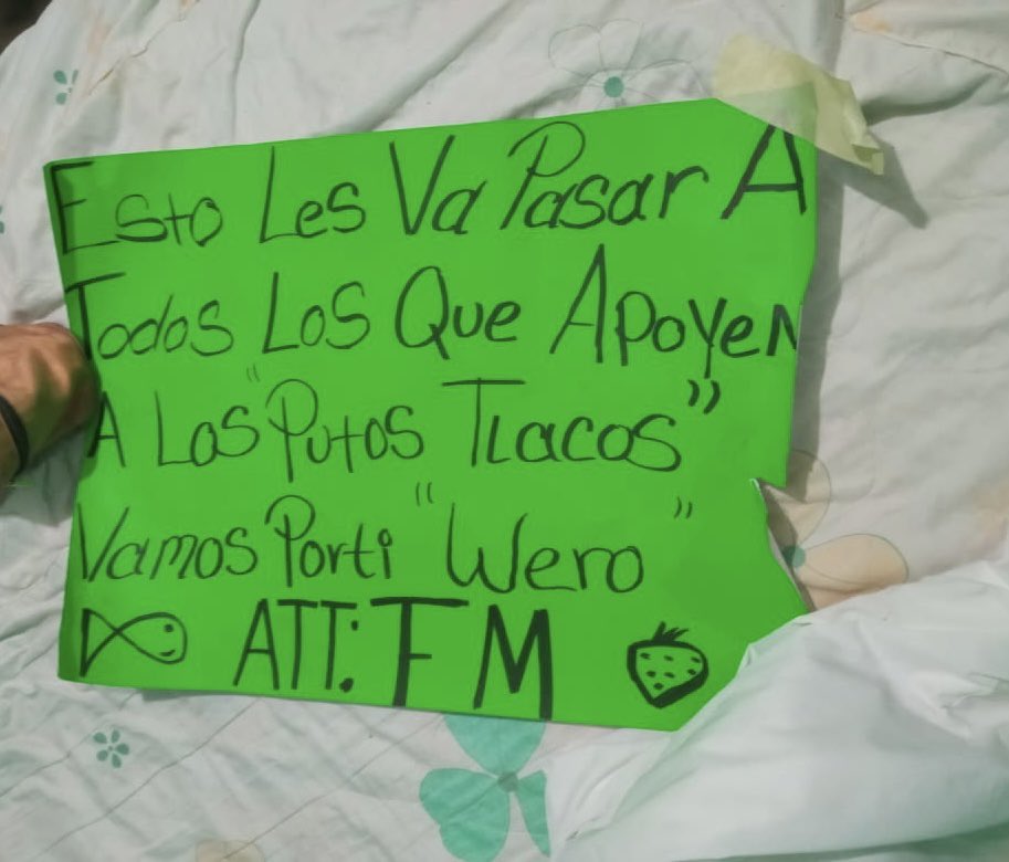 En la cartulina se mencionó al grupo Los Tlacos
(Foto: Twitter/@All_Source_News)