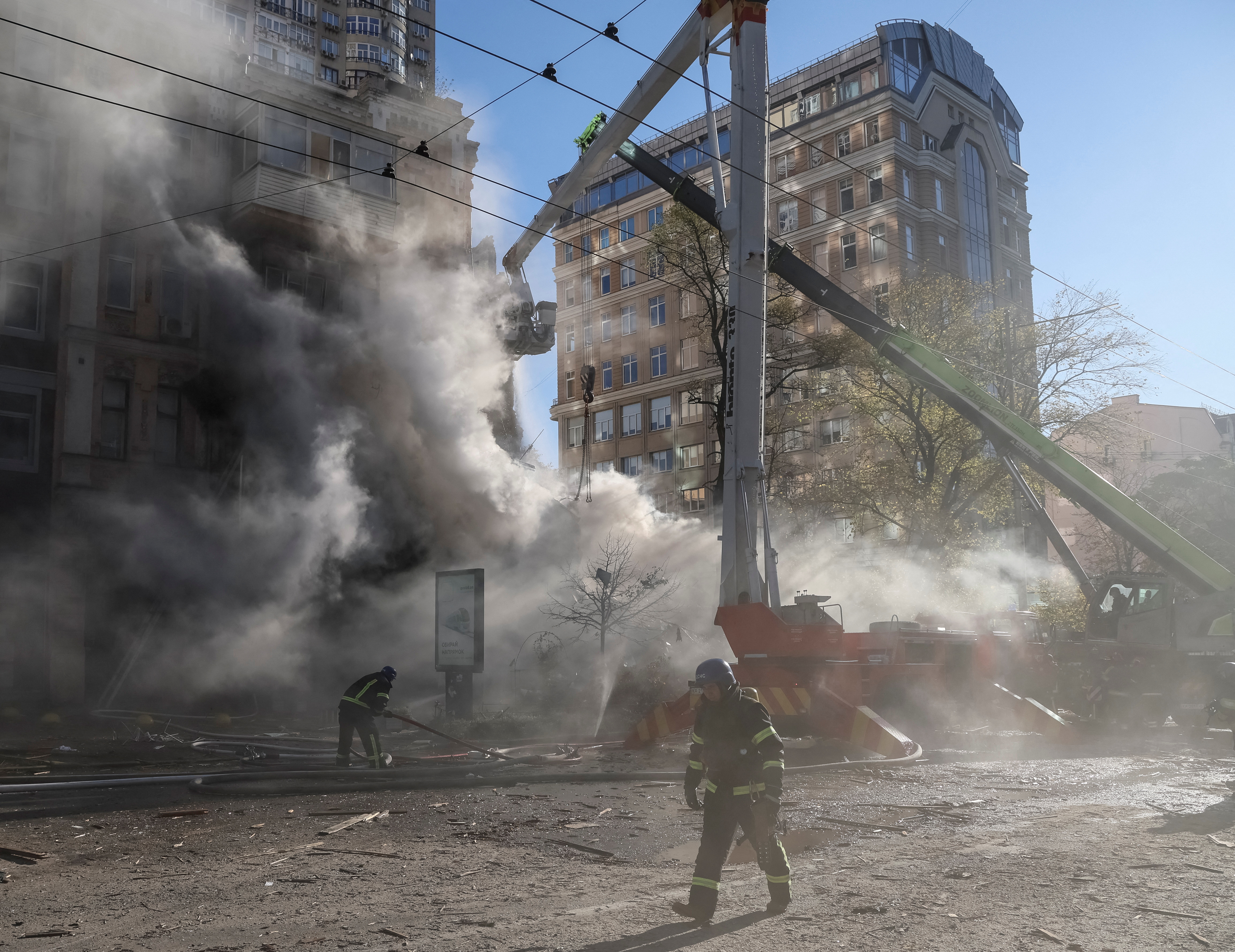 Los bomberos trabajan para apagar un incendio en un edificio residencial destruido por un ataque con drones rusos (REUTERS/Gleb Garanich)