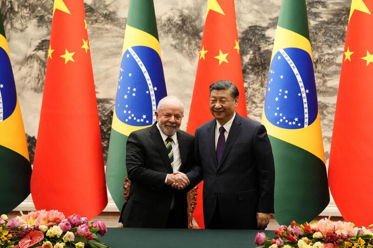 Foto de archivo de los presidentes de Brasil, Luiz Inácio Lula da Silva, y de China, Xi Jinping, en Pekín, en abril pasado (Reuters)
