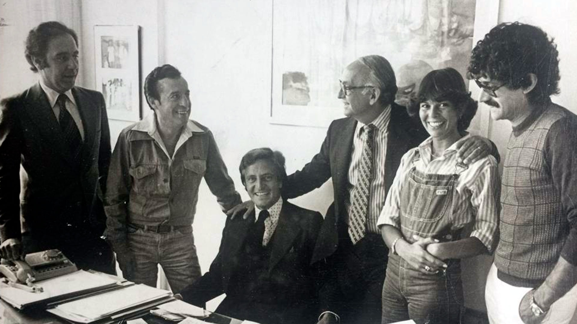 Roberto Gómez Bolaños en Argentina, a finales de los años '70, junto al empresario Fernando Marín, los periodistas Enrique Llamas de Madariaga y Bernardo Neustad, Gachi Ferrari y Berugo Carámbula