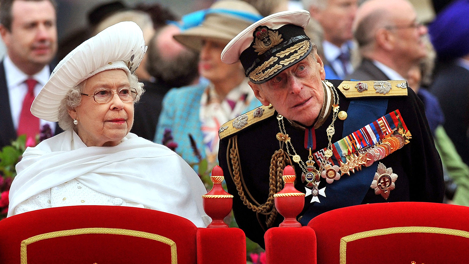 En una imagen de archivo tomada el 3 de junio de 2012, se muestra a la reina Isabel II de Gran Bretaña y al príncipe Felipe, duque de Edimburgo