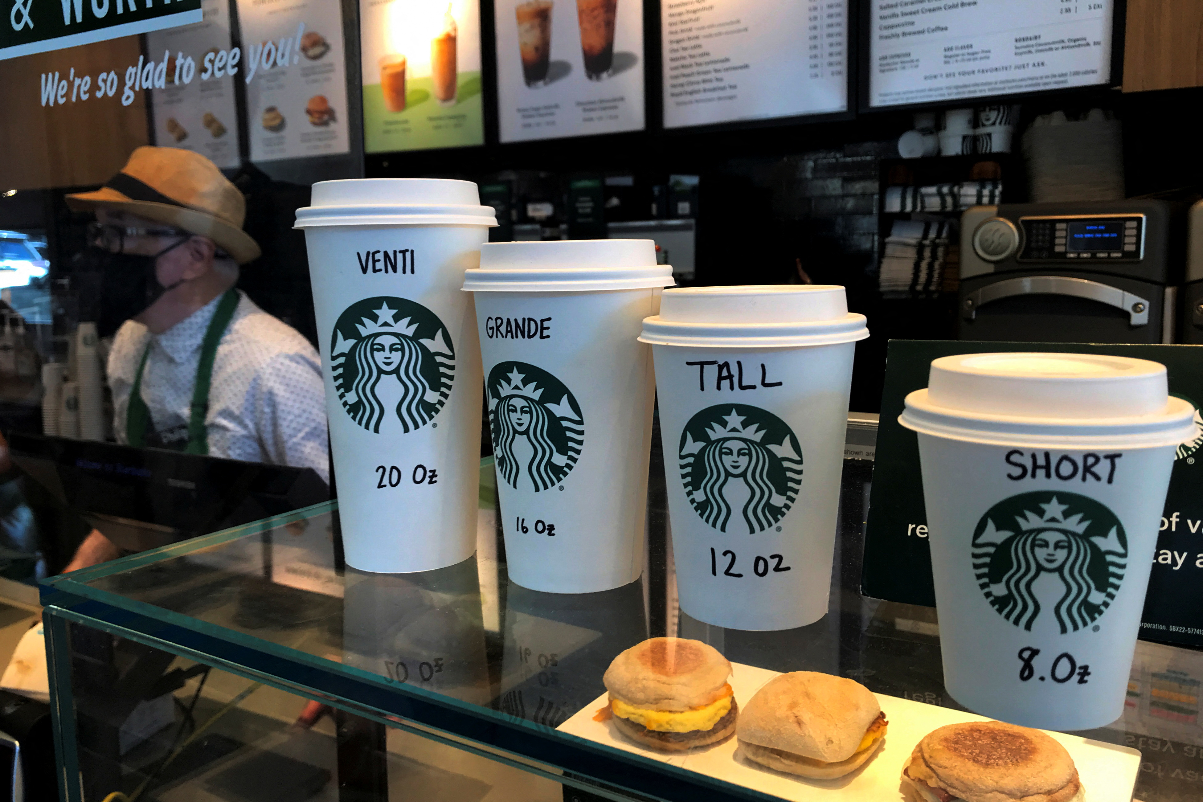 Tazas de Starbucks se muestran en un mostrador en el barrio de Manhattan de la ciudad de Nueva York, Nueva York, Estados Unidos, 16 de febrero de 2022. REUTERS/Carlo Allegri