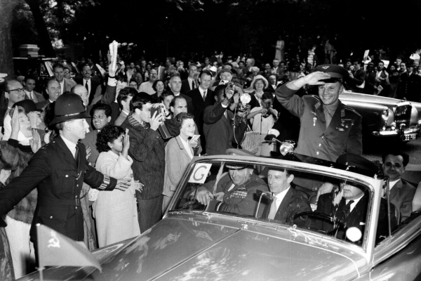 El cosmonauta Yuri Gagarin es aclamado en Londres antes de visitar a la reina Isabel II