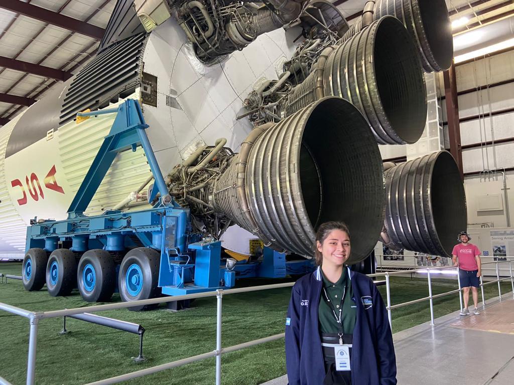 Avril posa con el poderoso Saturno V que llevó a los astronautas a la luna