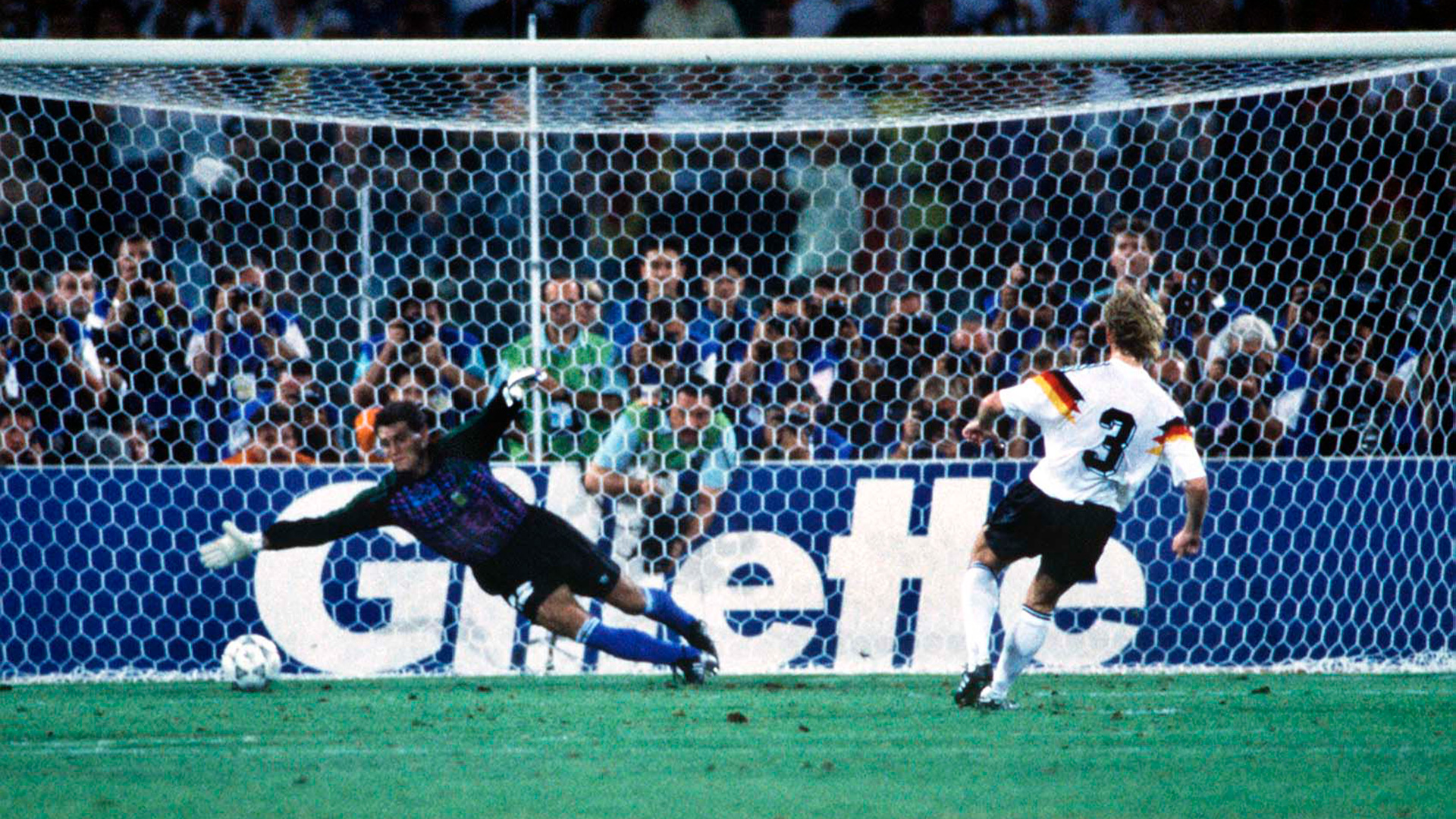 Andreas Brehme convierte el gol de penal y bate a Sergio Goycochea en la final que Alemania le ganó a la Argentina 1-0 en Italia 1990 (Photo by Colorsport/Shutterstock)