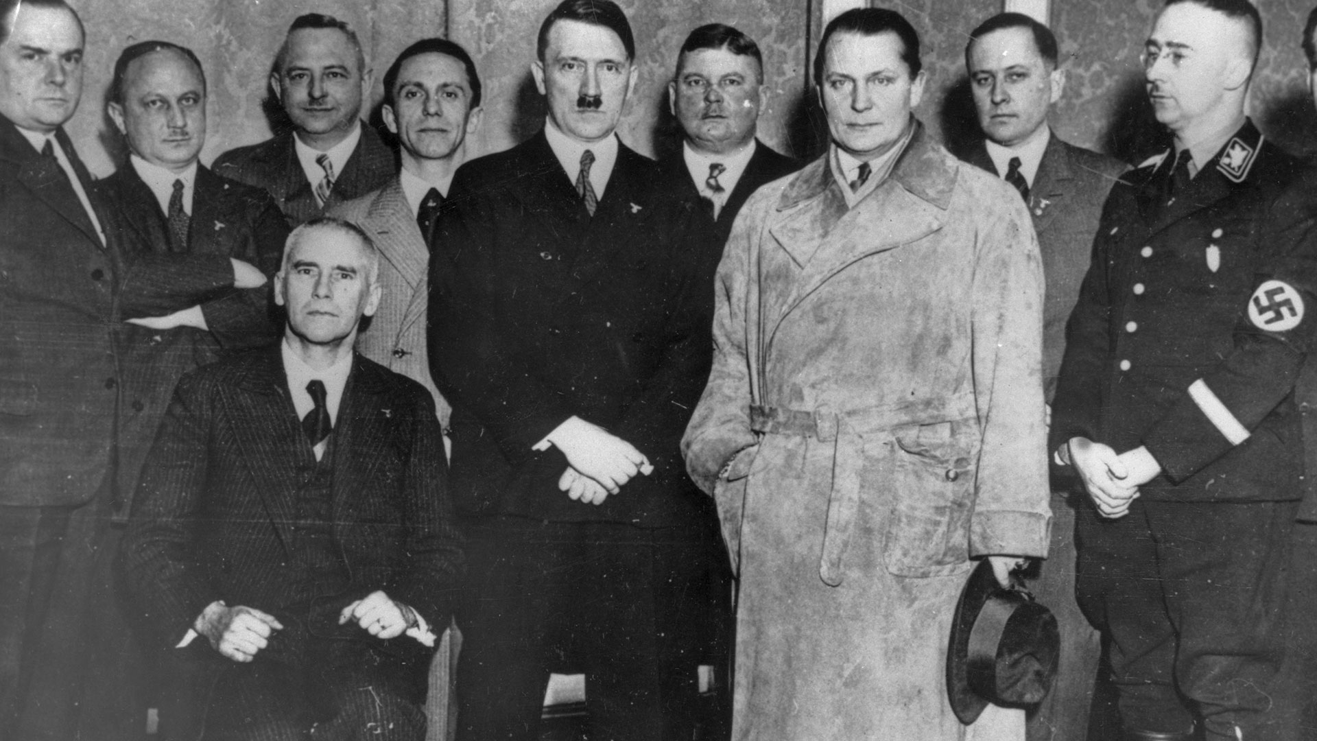 Adolf Hitler con sus ministros en el Hotel Kaiserhof, Berlín, sede de los nacionalsocialistas. De izquierda a derecha: Wilhelm Frick, Joseph Goebbels, Ernst Röhm, Hermann Göring, Alfredo Rosenberg y Heinrich Himmler (Keystone/Getty Images)
