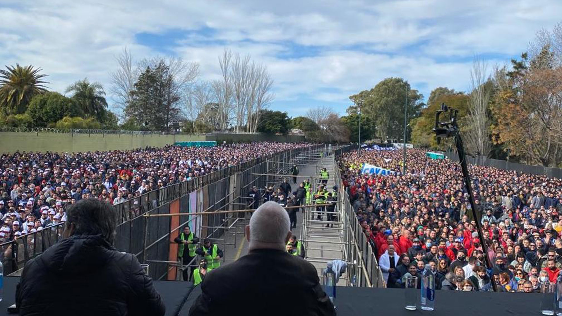 Las dos fracciones rivales, divididas en la asamblea del Sindicato de Comercio de Capital en Parque Norte