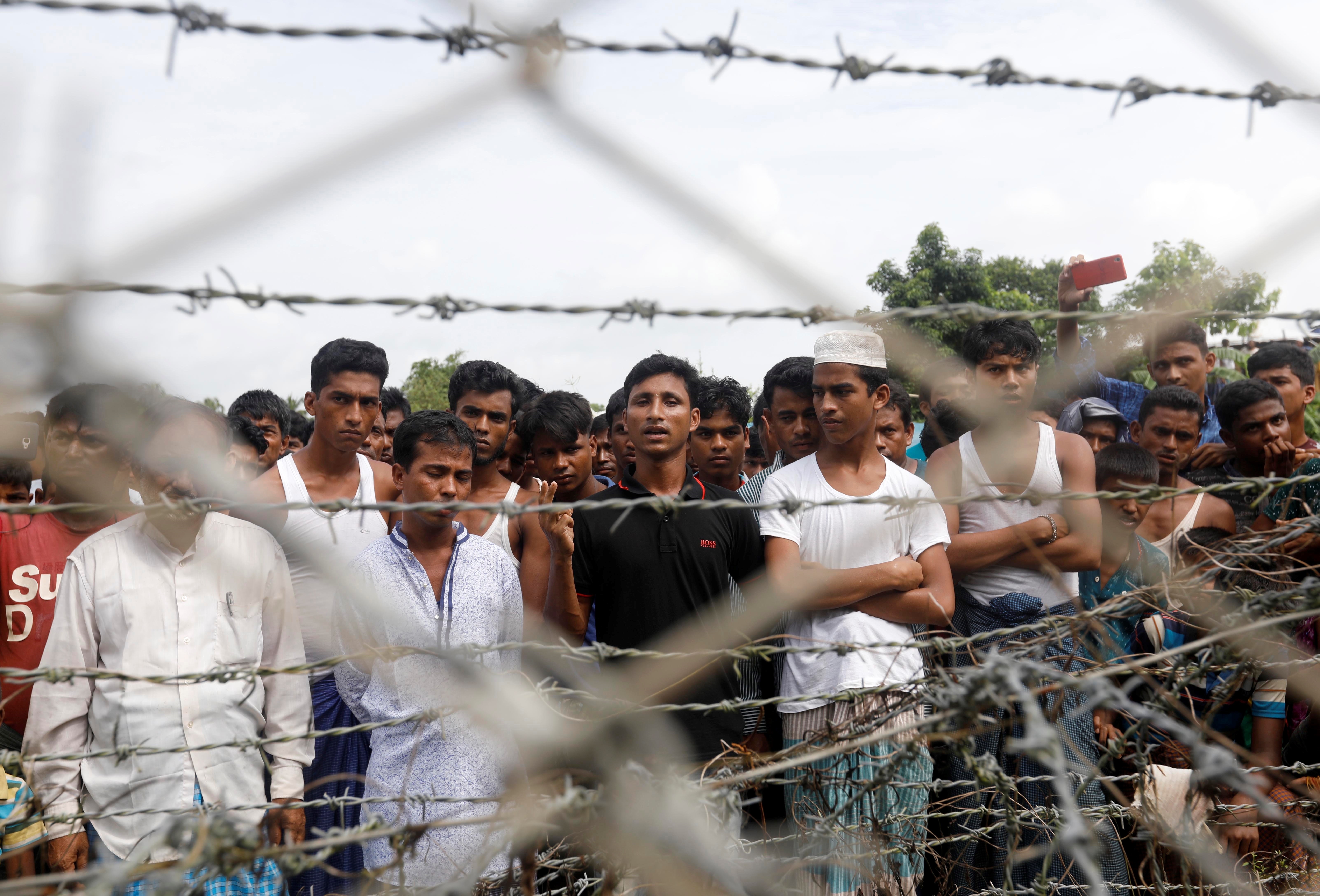 Un grupo de refugiados rohinyá tras una valla en "tierra de nadie" entre la frontera de Bangladesh y Birmania en el distrito de Maungdaw, estado Rakhine, oeste de Birmania. (EFE/ Nyein Chan Naing/Archivo)
