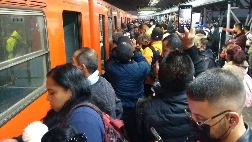 El rescate de un perrito en el metro provocó retrasos y largas filas en la Línea B