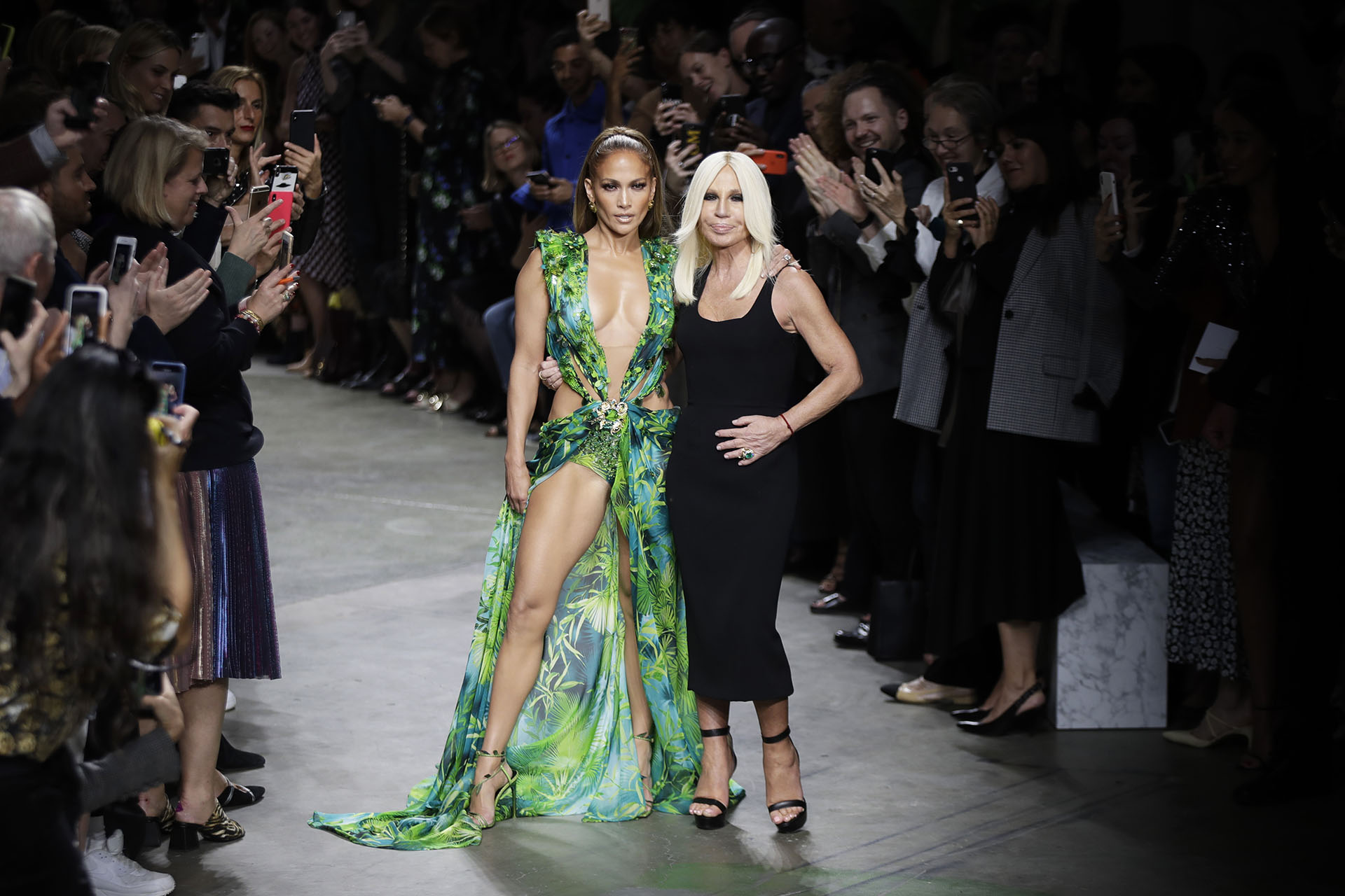 Jennifer Lopez y Donatella en el desfile de Versace en Milan Fashion Week (AP Photo/Luca Bruno)