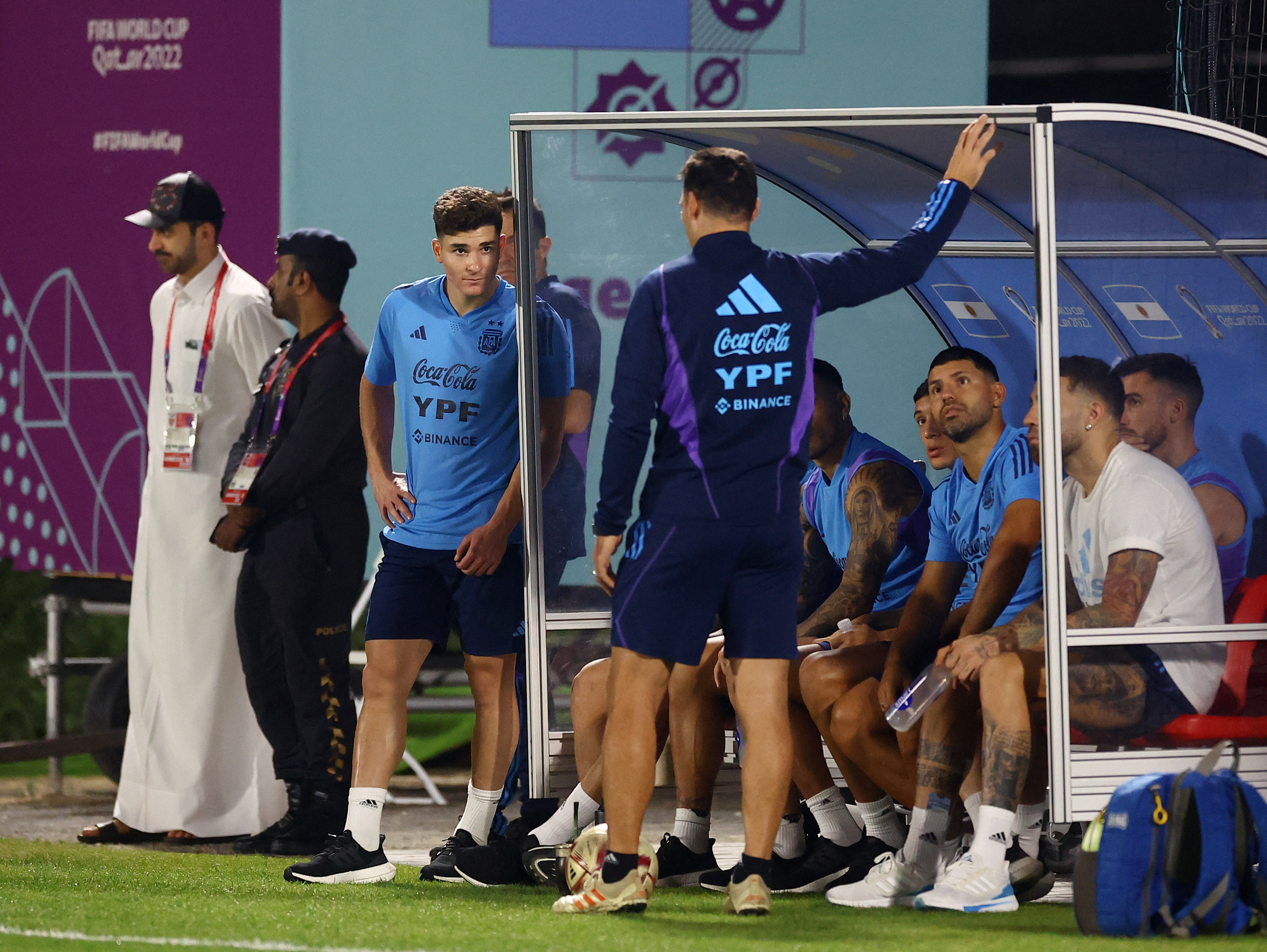 La charla de Scaloni con Julián Álvarez, Otamendi, Paredes, el Kun Agüero y el resto (REUTERS/Lee Smith)