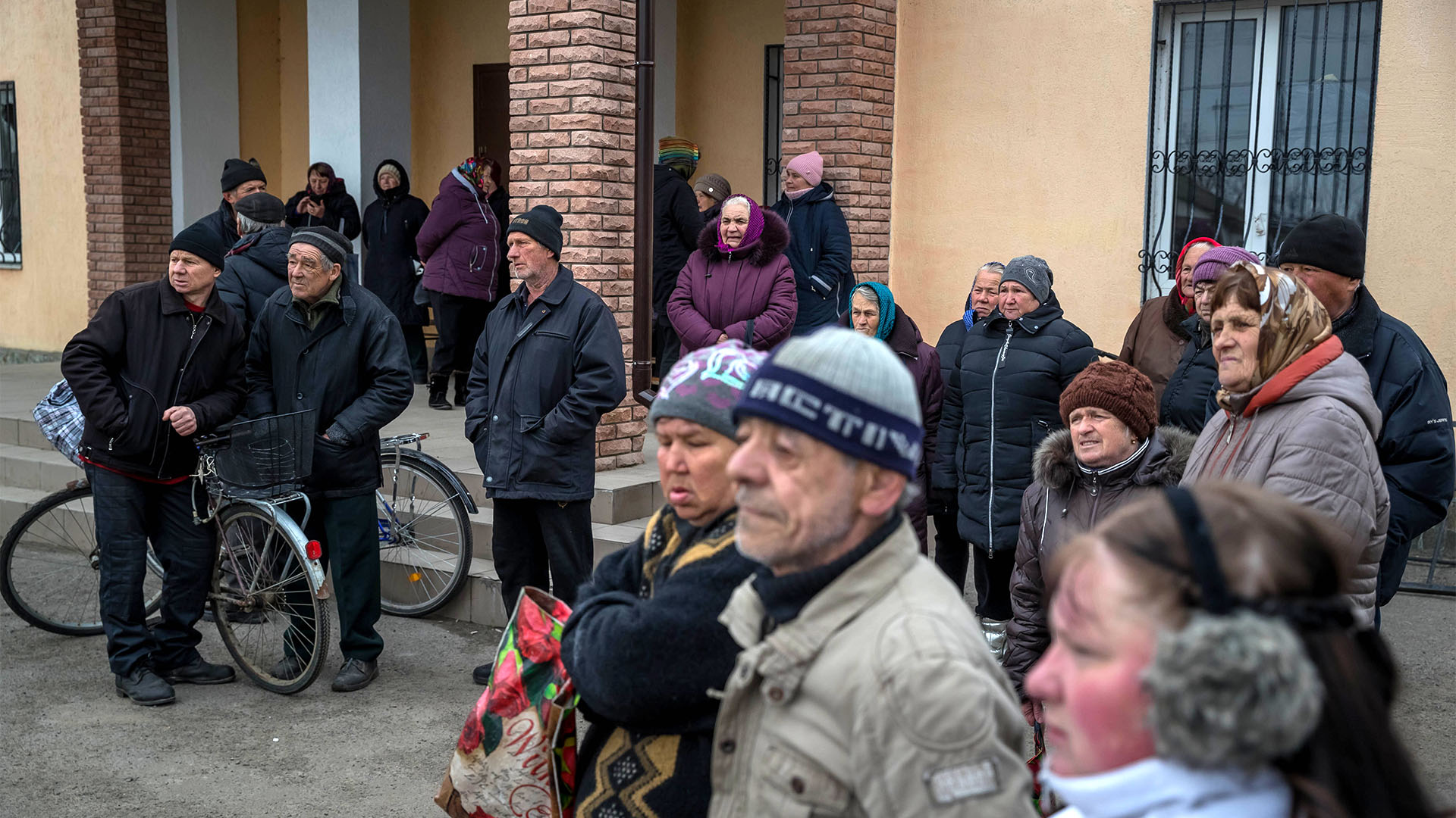 Ucranianos esperan para recibir alimentos donados en el pequeño pueblo de Rozhivka (EFE/ Miguel Gutiérrez)