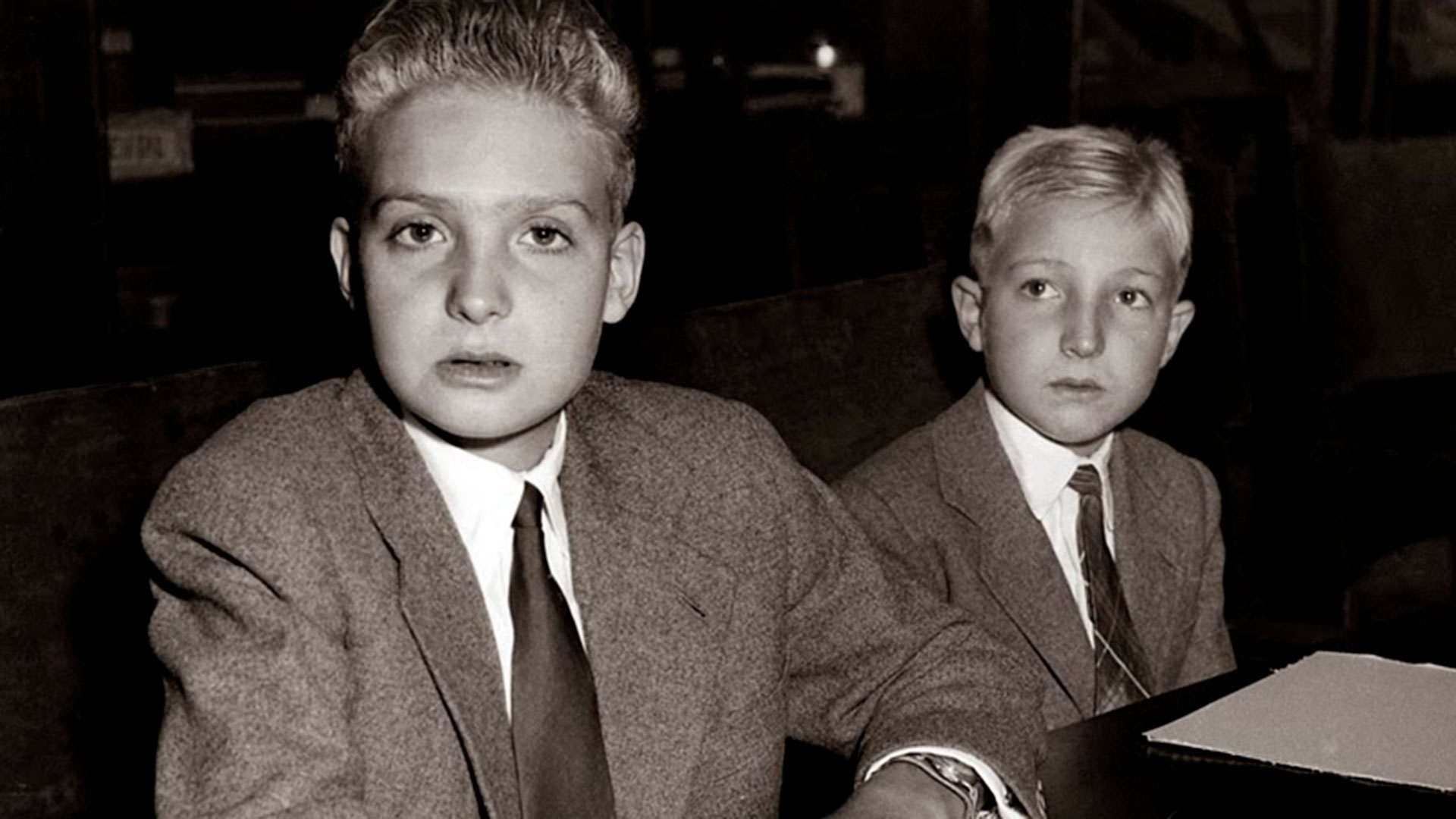 El 29 de marzo de 1956, Juan Carlos y su hermano Alfonso, se encerraron en el gimnasio de la residencia familiar en Estoril. Se escuchó un disparo seguido de un grito que alarmó a toda la casa. El menor de los Borbón estaba muerto