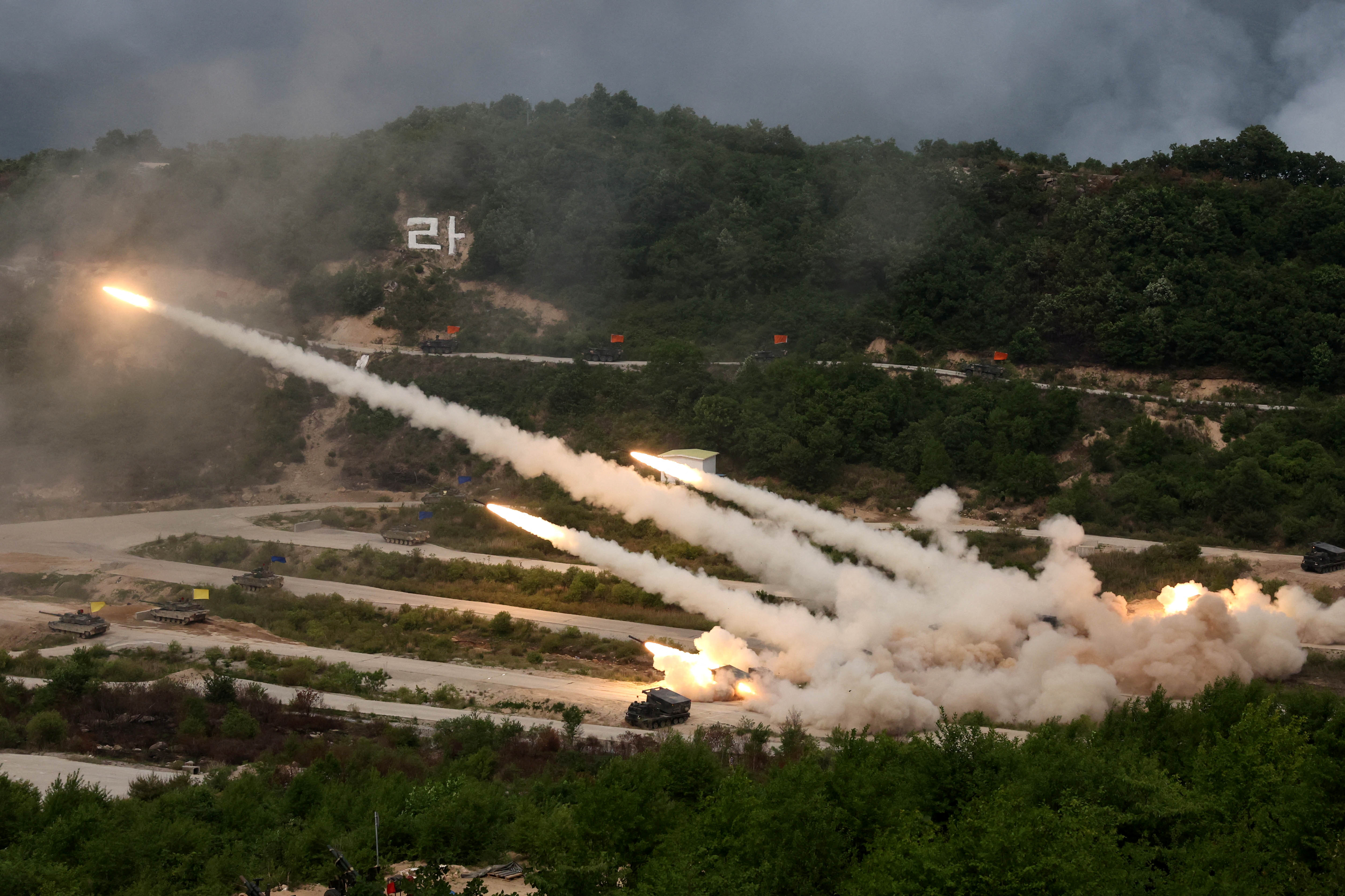 Los simulacros, los primeros de cinco rondas de ejercicios con fuego real hasta mediados de junio, marcan los 70 años desde el establecimiento de la alianza militar entre Seúl y Washington (South Korean Defence Ministry/Yonhap via REUTERS)