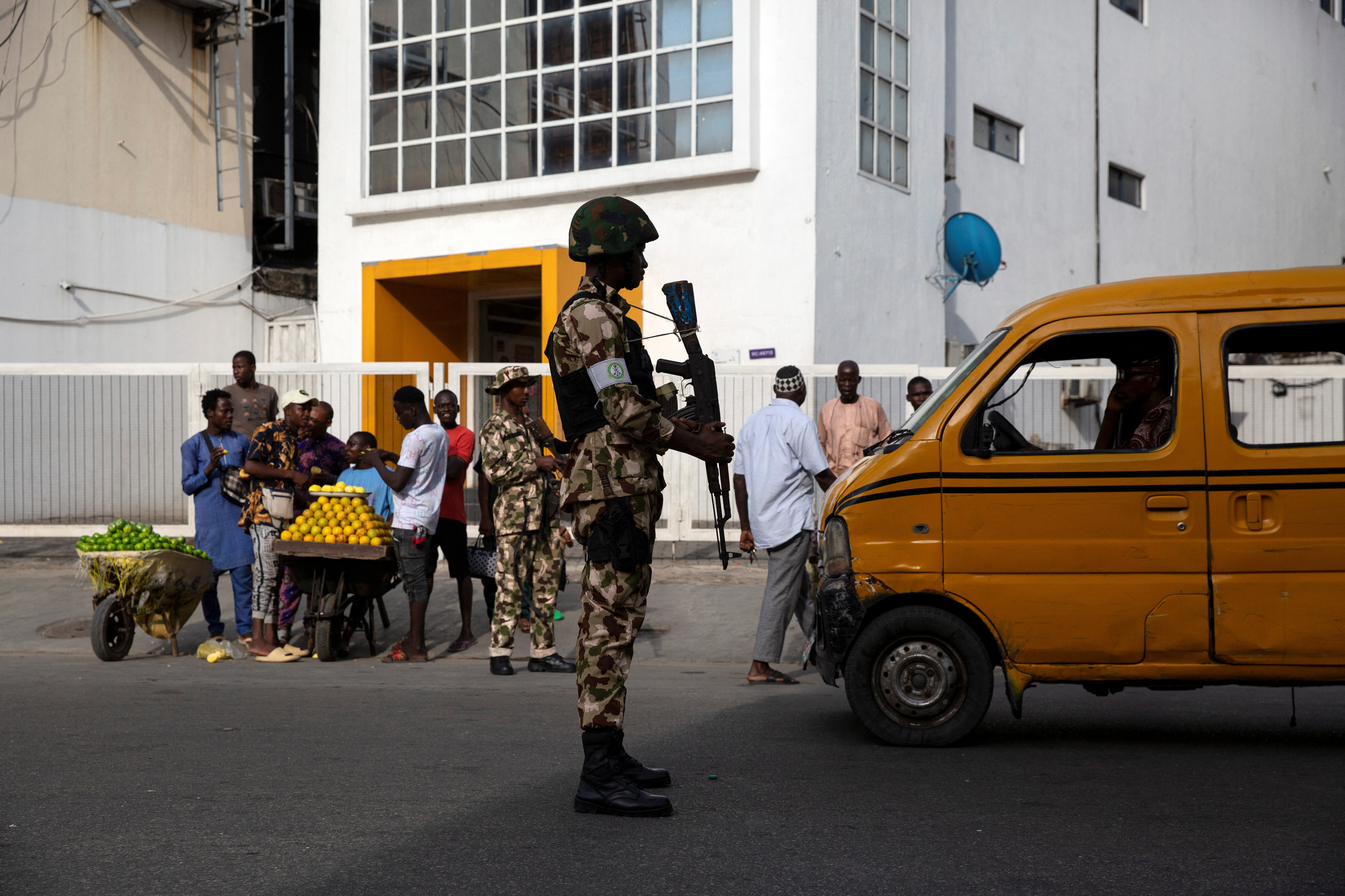 Soldados controlan para evitar episodios violentos durante las elecciones (REUTERS/James Oatway)