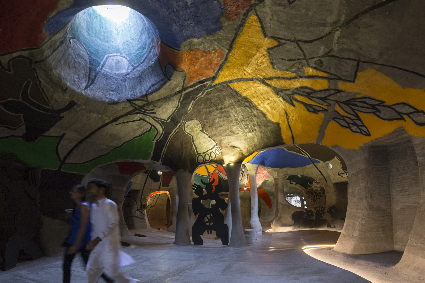 Museo subterráneo Amdavad ni Gufa, otro logro de Doshi: cuenta con bóvedas y protuberancias redondeadas cubiertas de mosaicos que surgen del suelo