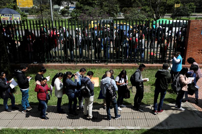 Foto de archivo. Personas hacen fila para entregar sus hojas de vida en búsqueda de empleo en Bogotá, Colombia, 31 de mayo, 2019. REUTERS/Luisa González
