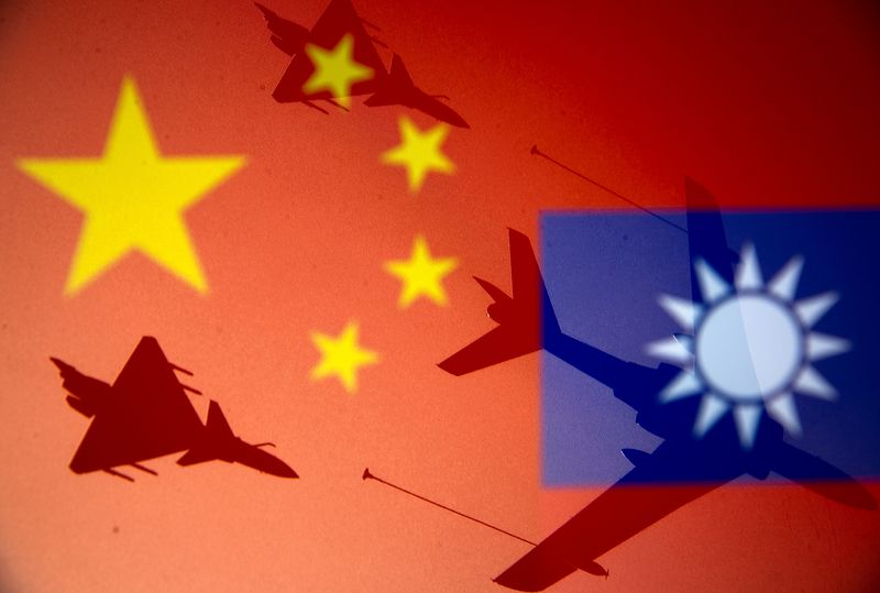 FOTO DE ARCHIVO. Imagen de ilustración de banderas nacionales de China y Taiwán junto a aviones militares. 9 de abril de 2021. REUTERS/Dado Ruvic
