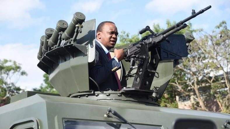 Uhuru Kenyatta, presidente de Kenia, en un vehículo blindado VN-4 fabricado por Norinco (Kenya Insights)