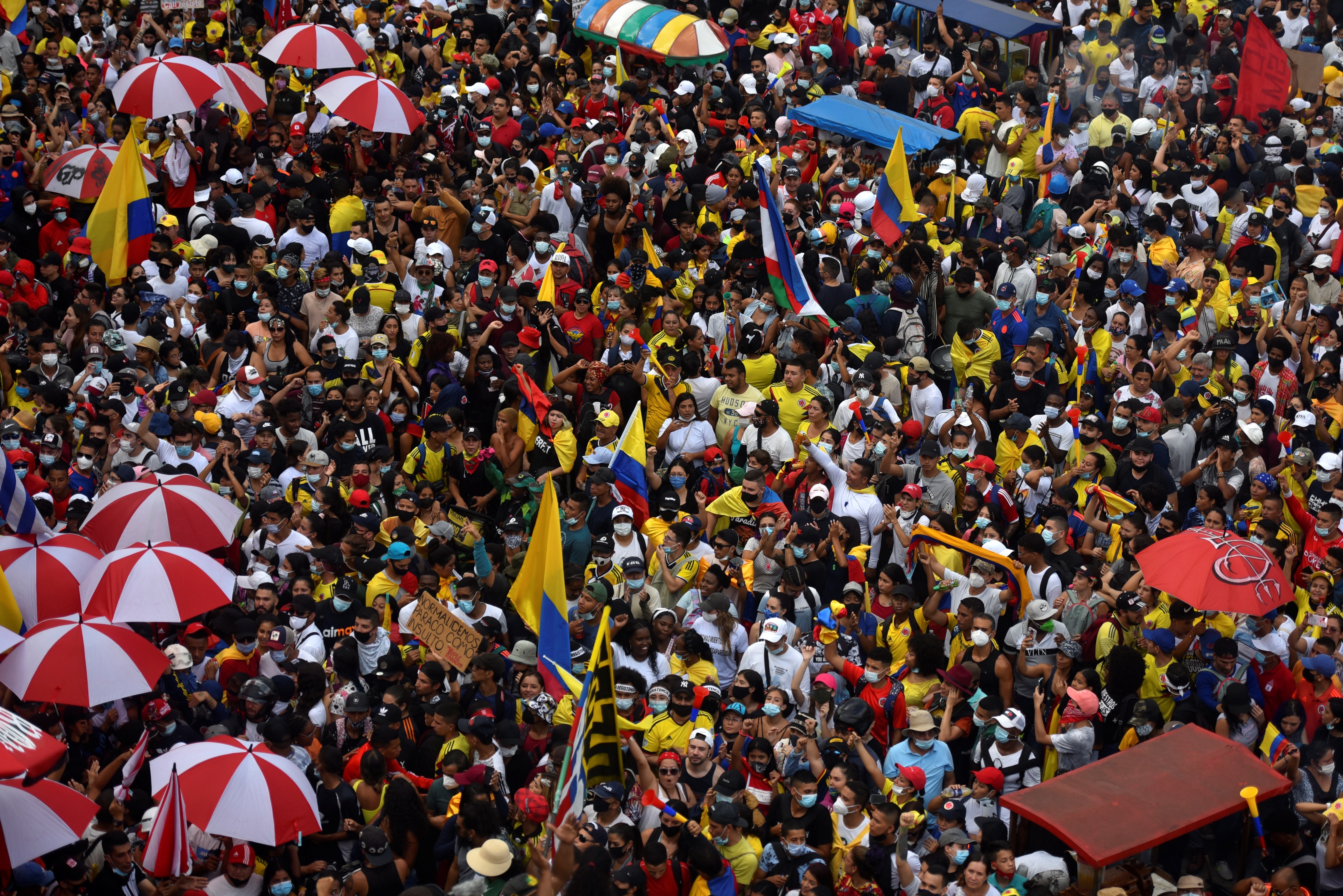 Miles de personas marchan el 20 de mayo de 2021 durante una nueva jornada del Paro Nacional en contra del Gobierno de Iván Duque y la violencia policial, en Cali (Colombia). EFE/ Ernesto Guzmán Jr
